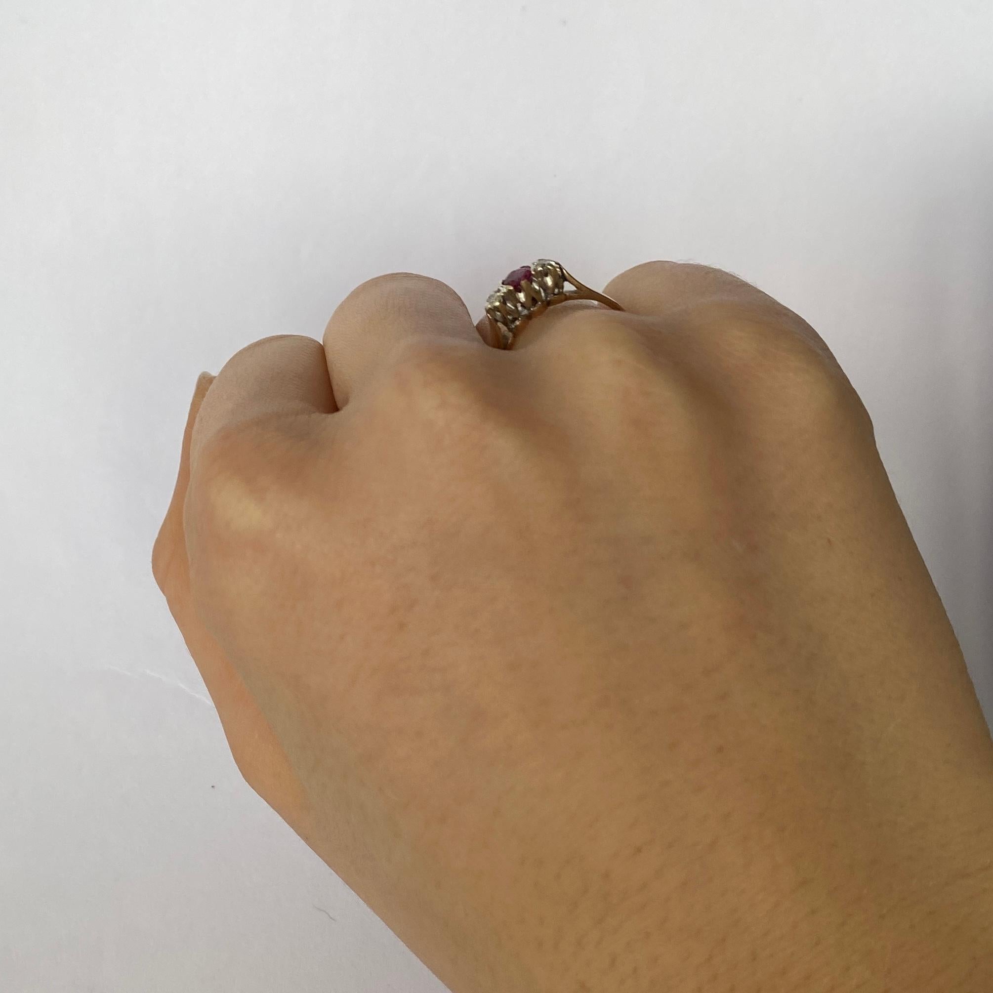 De las mujeres Anillo vintage de tres piedras de oro de 9 quilates con rubíes y diamantes en venta