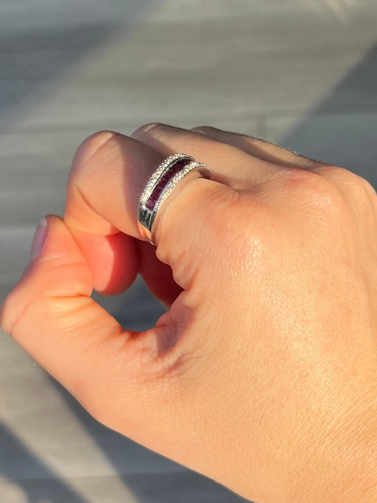 In questo anello in oro bianco 9ct lucido sono incastonati dieci rubini 10pt e tra i dettagli dell'incastonatura a illusione ci sono sei punte di diamante. 

Misura dell'anello: P 1/2 o 8 
Larghezza della faccia: 7 mm
Altezza dal dito: 4.5 mm

Peso: