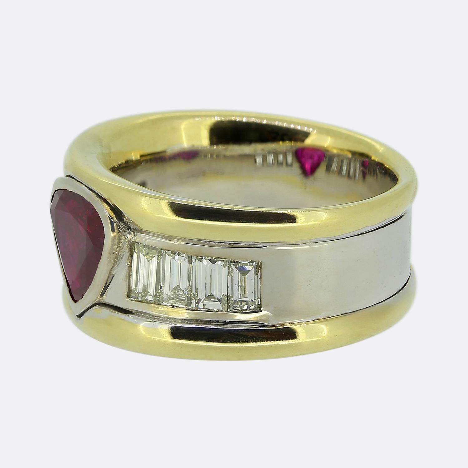 Ecco un sorprendente anello a fascia che mostra un'armoniosa miscela di materiali e pietre preziose. Il fulcro è un rubino di forma triangolare, ricco di colore rosso, incastonato nel platino. Ai lati di questa pietra focale ci sono quattro diamanti
