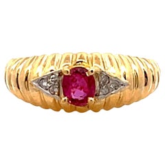 Vintage-Ring aus 14 Karat Gelbgold mit Rubin und Diamant