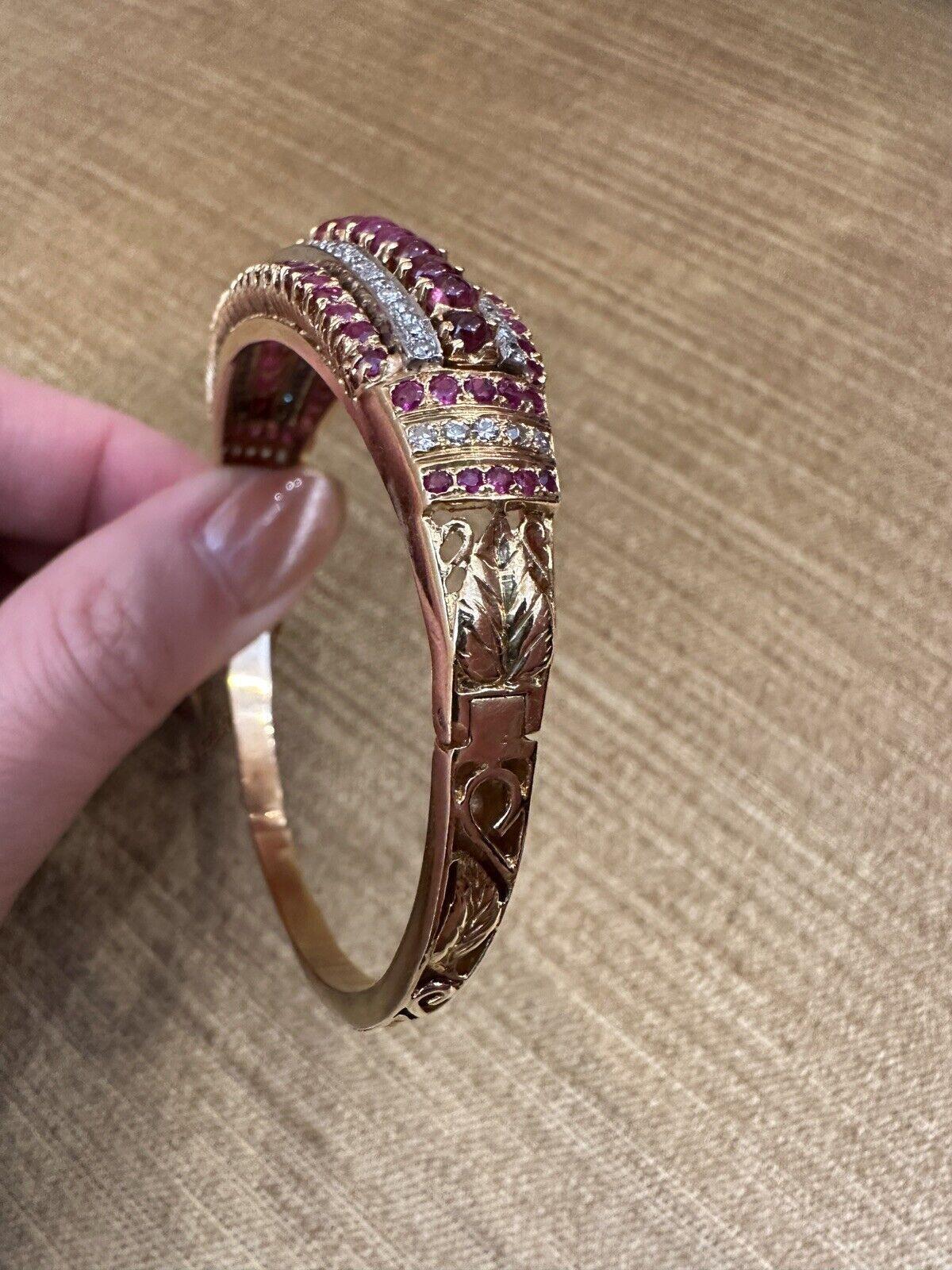 Bracelet jonc vintage en or jaune 18 carats avec rubis et diamants Bon état - En vente à La Jolla, CA