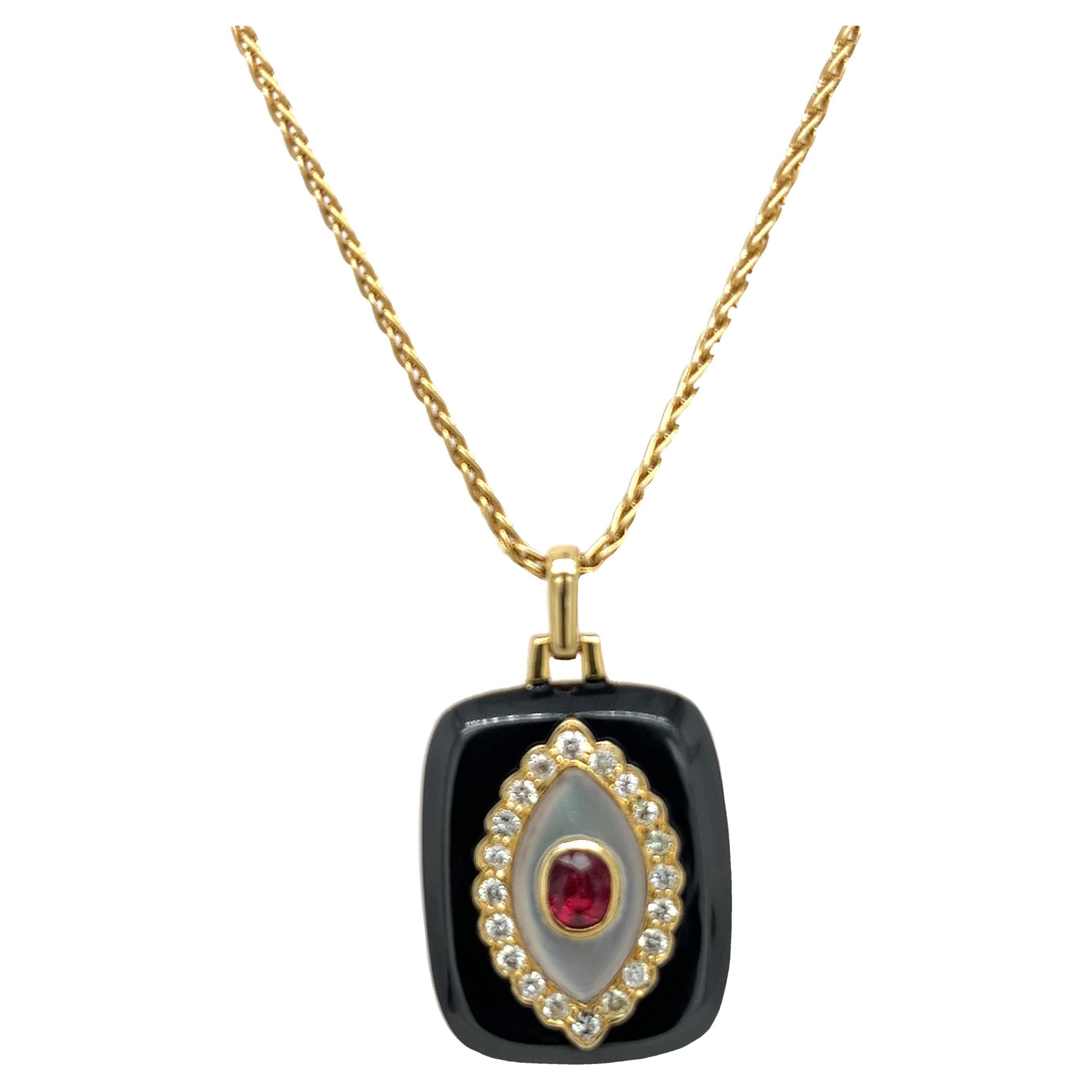 Pendentif vintage en or jaune 18ct avec rubis et diamants en émail noir en vente