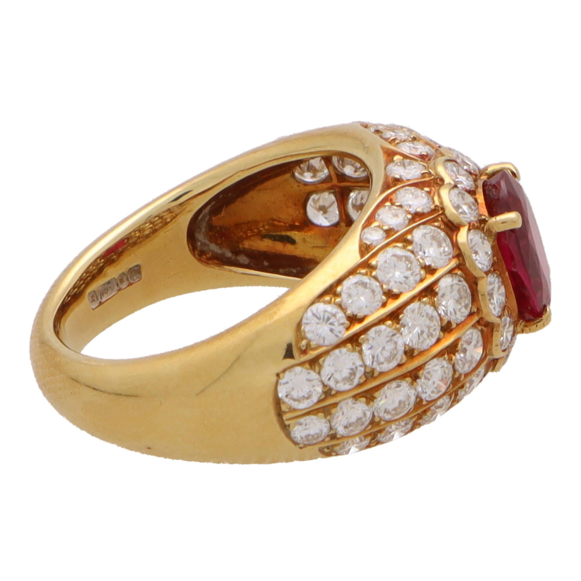  Vintage Ruby and Diamond Cluster Bombe Ring in 18k Yellow Gold In Excellent Condition For Sale In London, GB