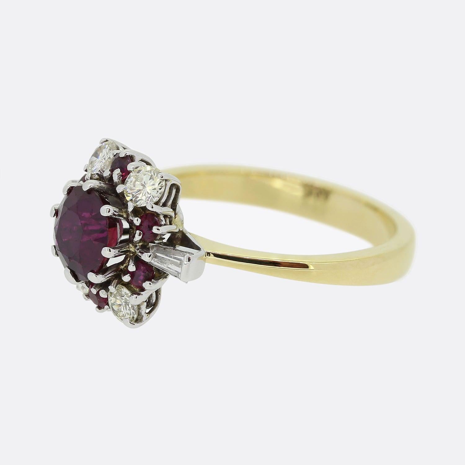 Hier haben wir einen Vintage-Ring mit einem Rubin und einem Diamanten im Cluster. Ein runder Rubin von 1,00 ct. mit einem kräftigen, satten Rotton sitzt leicht erhöht in der Mitte und ist von sechs passenden kleineren Steinen und vier runden