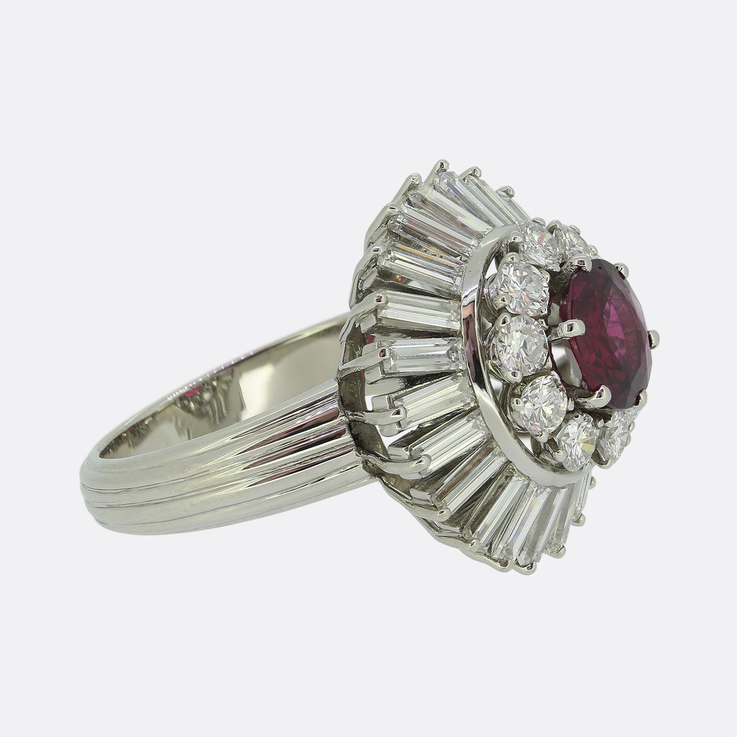 Vintage Cluster-Ring mit Rubin und Diamant (Rundschliff) im Angebot