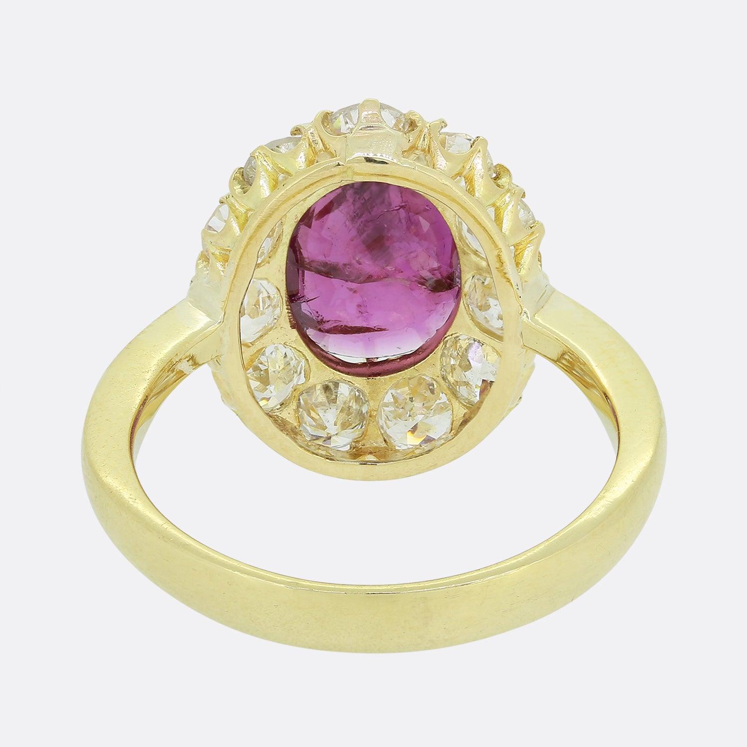 Vintage Cluster-Ring mit Rubin und Diamant im Zustand „Gut“ im Angebot in London, GB
