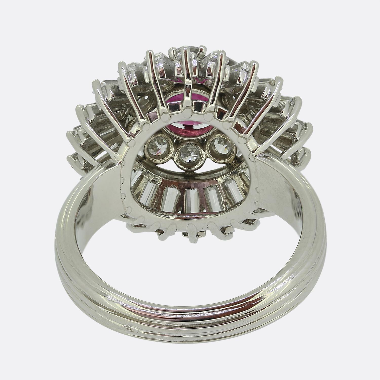 Vintage Cluster-Ring mit Rubin und Diamant im Zustand „Gut“ im Angebot in London, GB