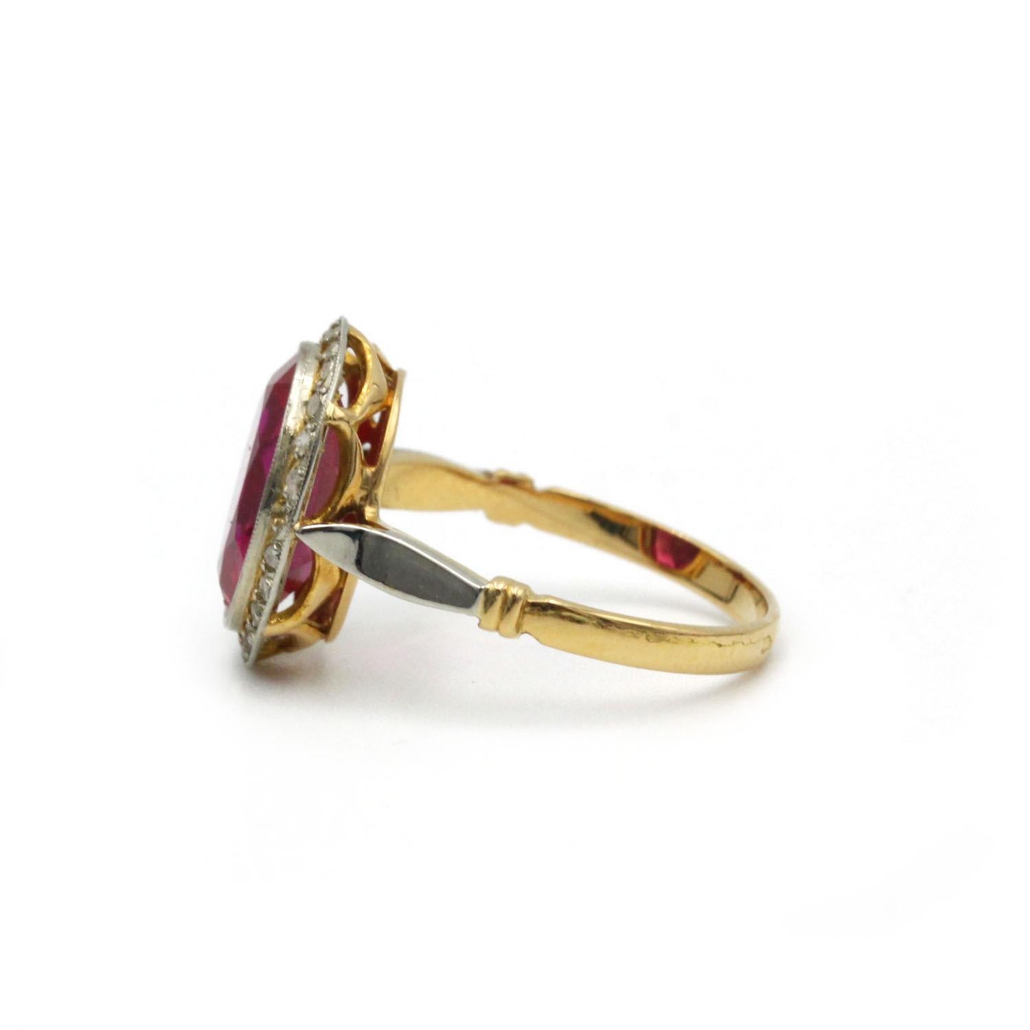 Entra nell'eleganza di un tempo con questo affascinante anello vintage. Realizzato con maestria in oro giallo e bianco 18 carati (750‰), questo pezzo presenta un sorprendente rubino sintetico di circa 4 carati, circondato da una delicata aureola di