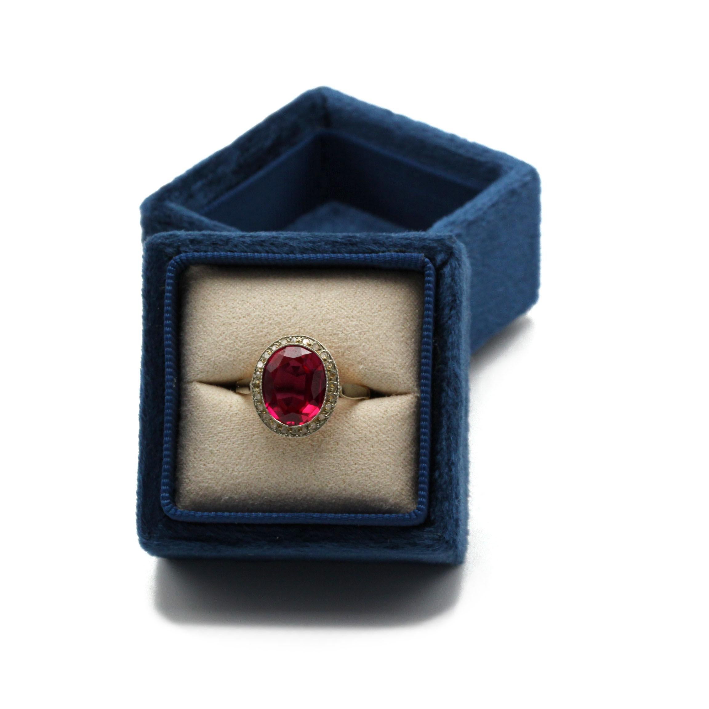 Taglio ovale Anello vintage con rubino e diamanti a grappolo in oro giallo e bianco in vendita