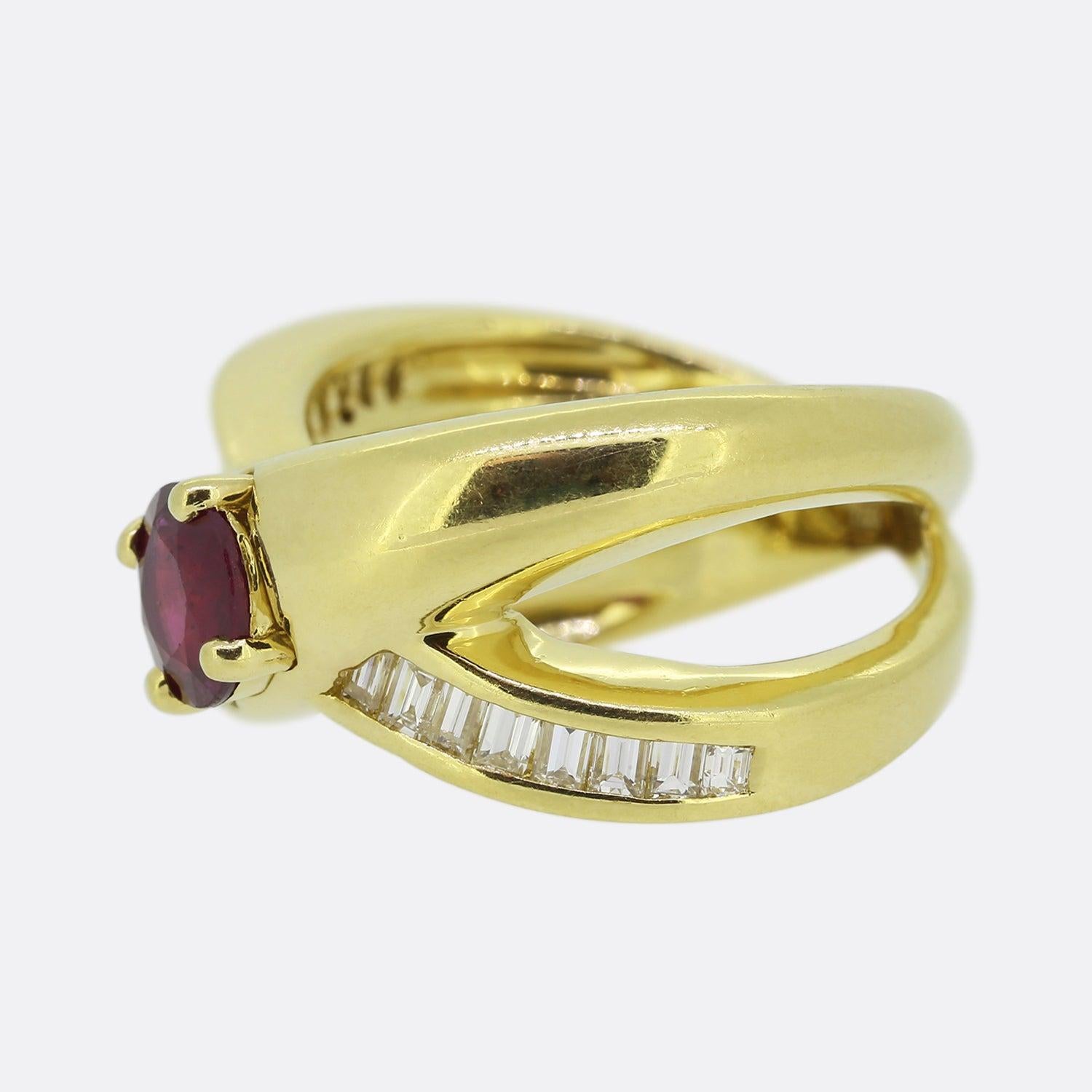 Hier haben wir einen schönen Crossover-Ring im Vintage-Stil. Im Mittelpunkt des Rings steht ein runder Rubin von 1,0 Karat, der in einer Fassung mit vier Klauen sitzt. Auf einem der Bänder sind Diamanten im Baguetteschliff gefasst, die zur Mitte hin