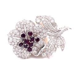 Broche fleur vintage en rubis et diamants