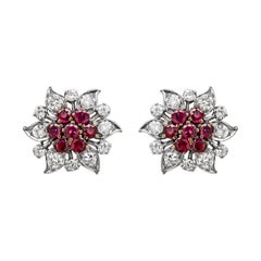Ohrstecker aus 18 Karat Gold mit Rubin und Diamant-Blumen-Cluster