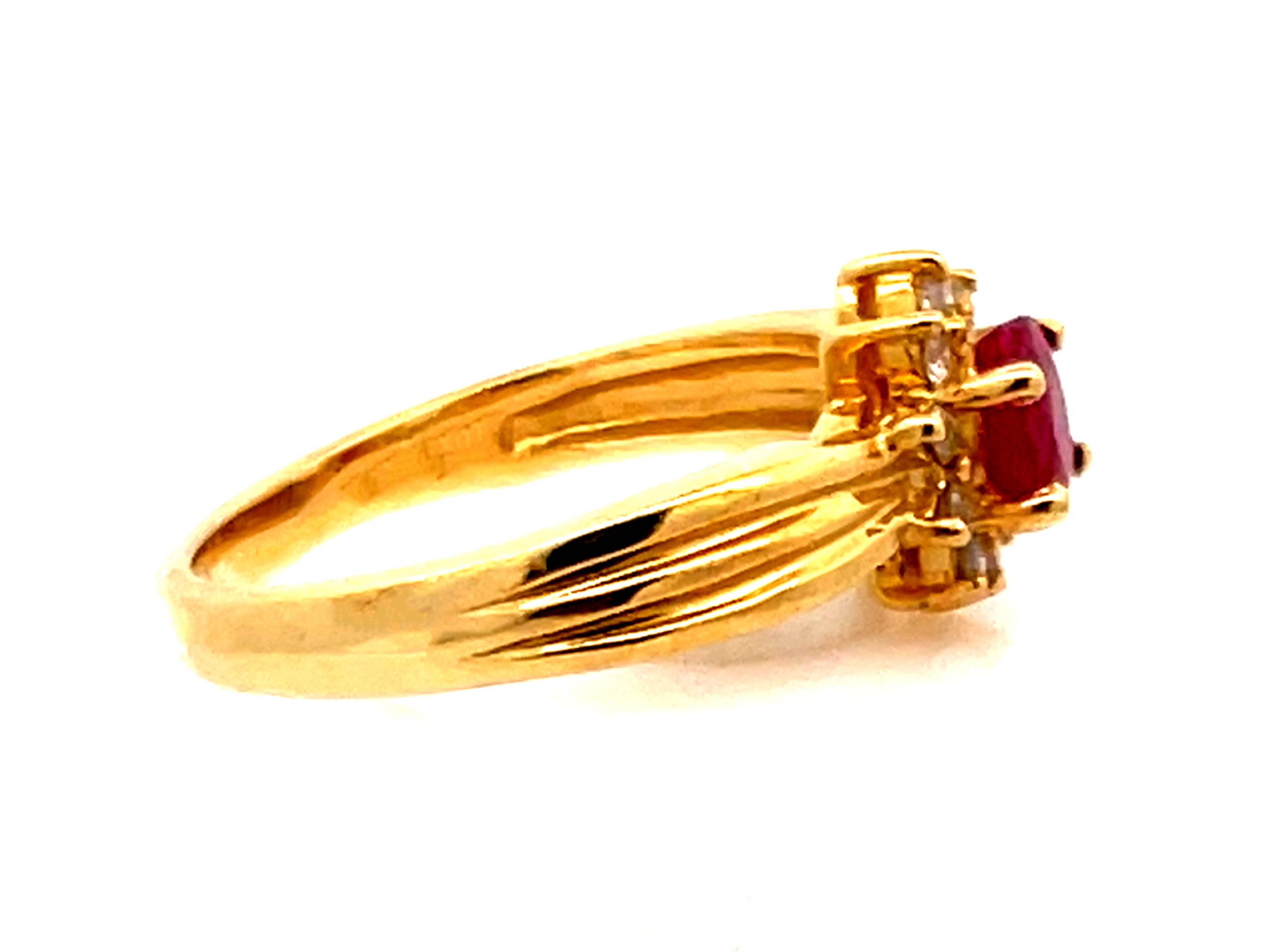 Vintage Ruby and Diamond Flower Ring in 14k Yellow Gold In Excellent Condition For Sale In Honolulu, HI