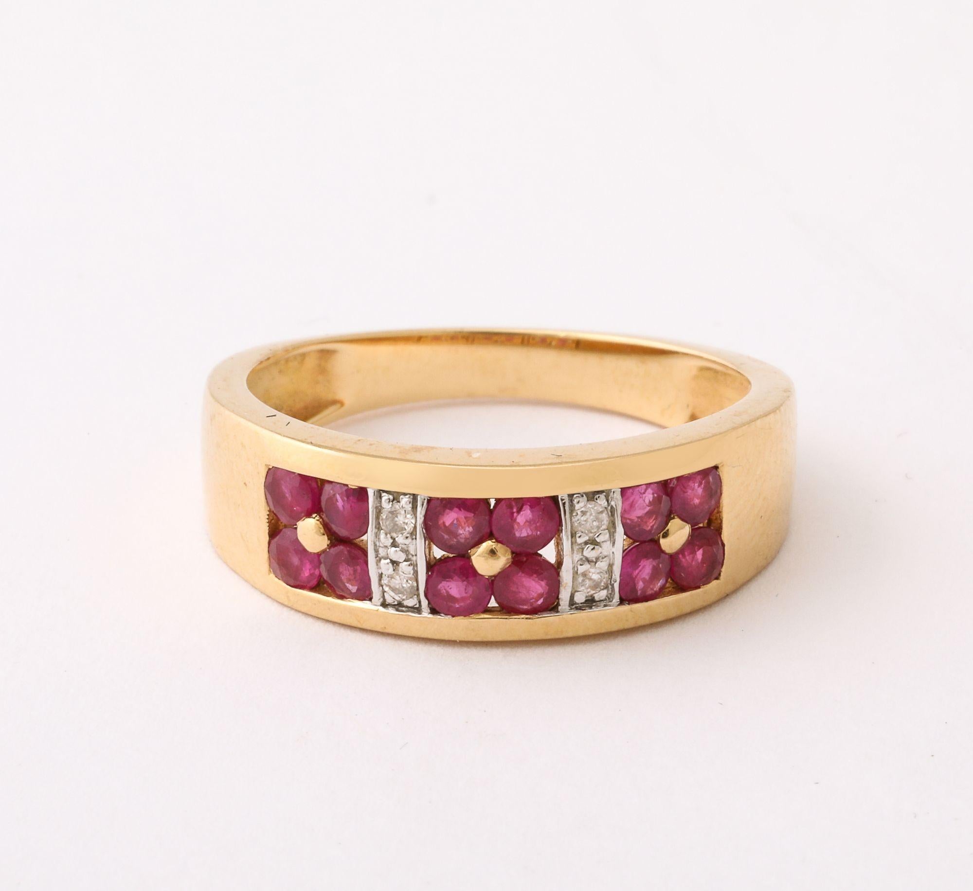 Une élégante bague vintage en or jaune 18 carats. Cette pièce présente trois grappes de rubis ronds vibrants, chacune formée de cinq pierres, séparées par des canaux verticaux de diamants taillés en brillant.
Le bracelet en or 18 carats offre une