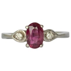 Anillo vintage de tres piedras de rubí y diamantes en platino