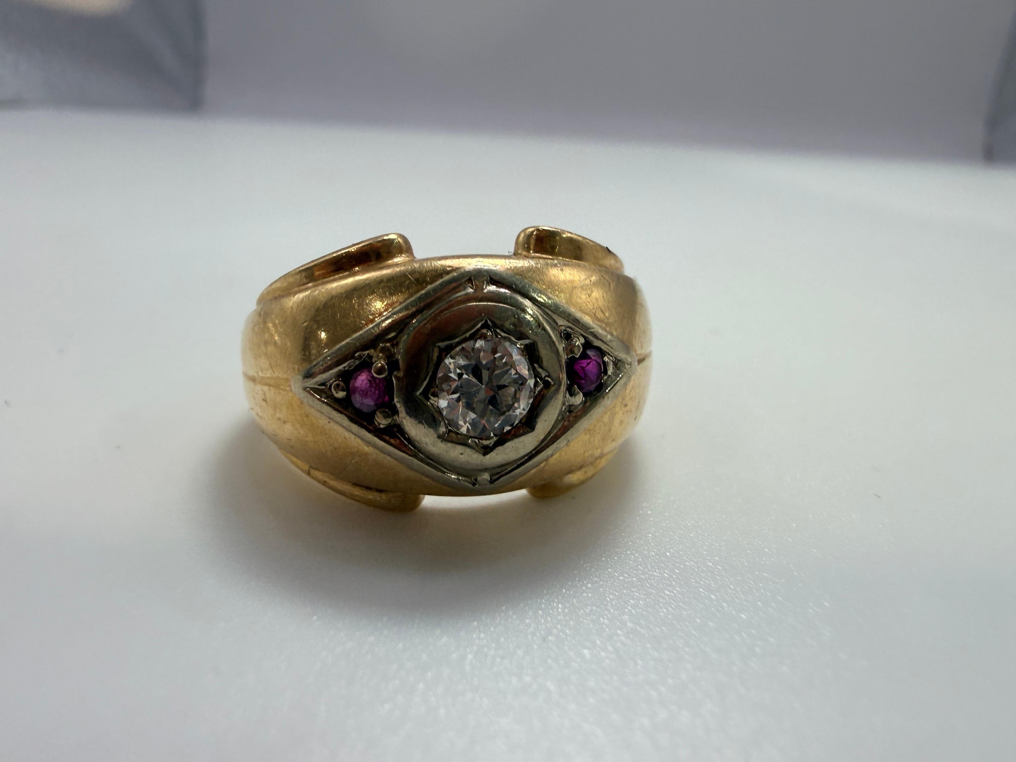 Splendido anello con vibranti rubini naturali e diamante al centro, realizzato in oro giallo e bianco 14KT, ben lavorato, sarà lucidato prima di essere consegnato a te. L'anello è realizzato con 0,40 carati di diamanti e rubini circa, misura 8 e può