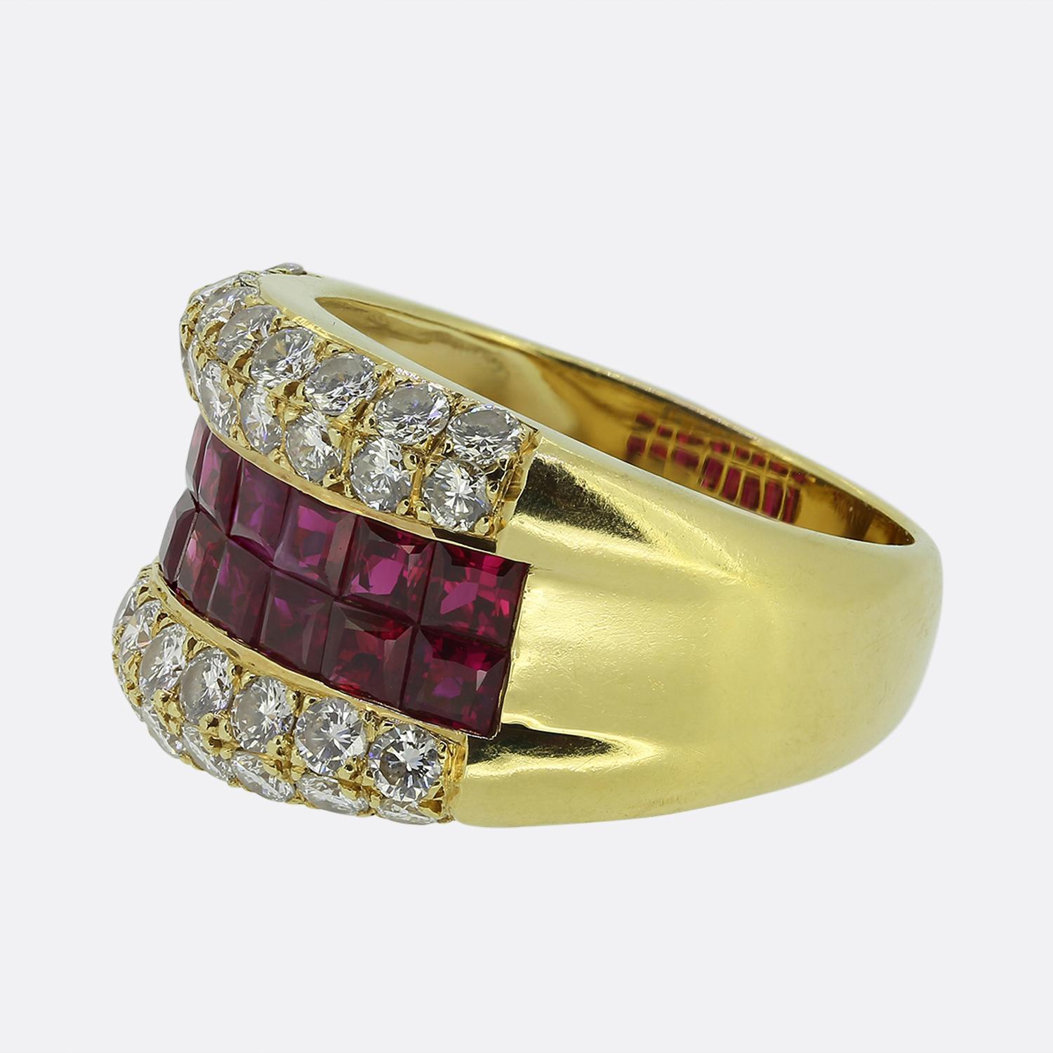 Hier haben wir einen auffälligen Cluster-Ring, der ein kühnes Design aufweist. Das aus 18 Karat Gelbgold gefertigte Vintage-Stück verfügt über zwei zentrale Reihen von Rubinen im Quadratschliff, die einen perfekt abgestimmten, sattroten, lebendigen