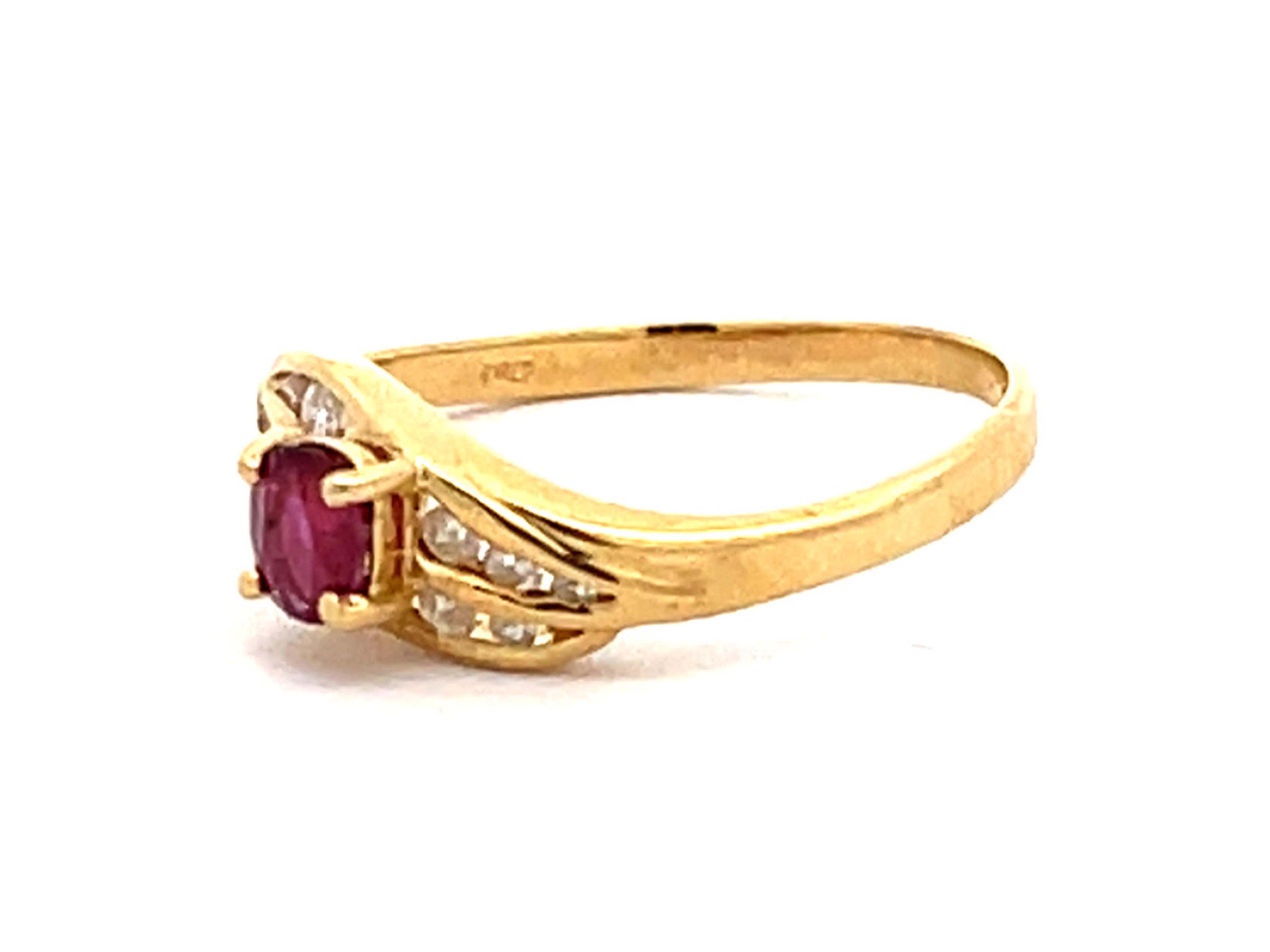 Vintage Ruby and Diamond Ring in 14k Gold In Excellent Condition For Sale In Honolulu, HI