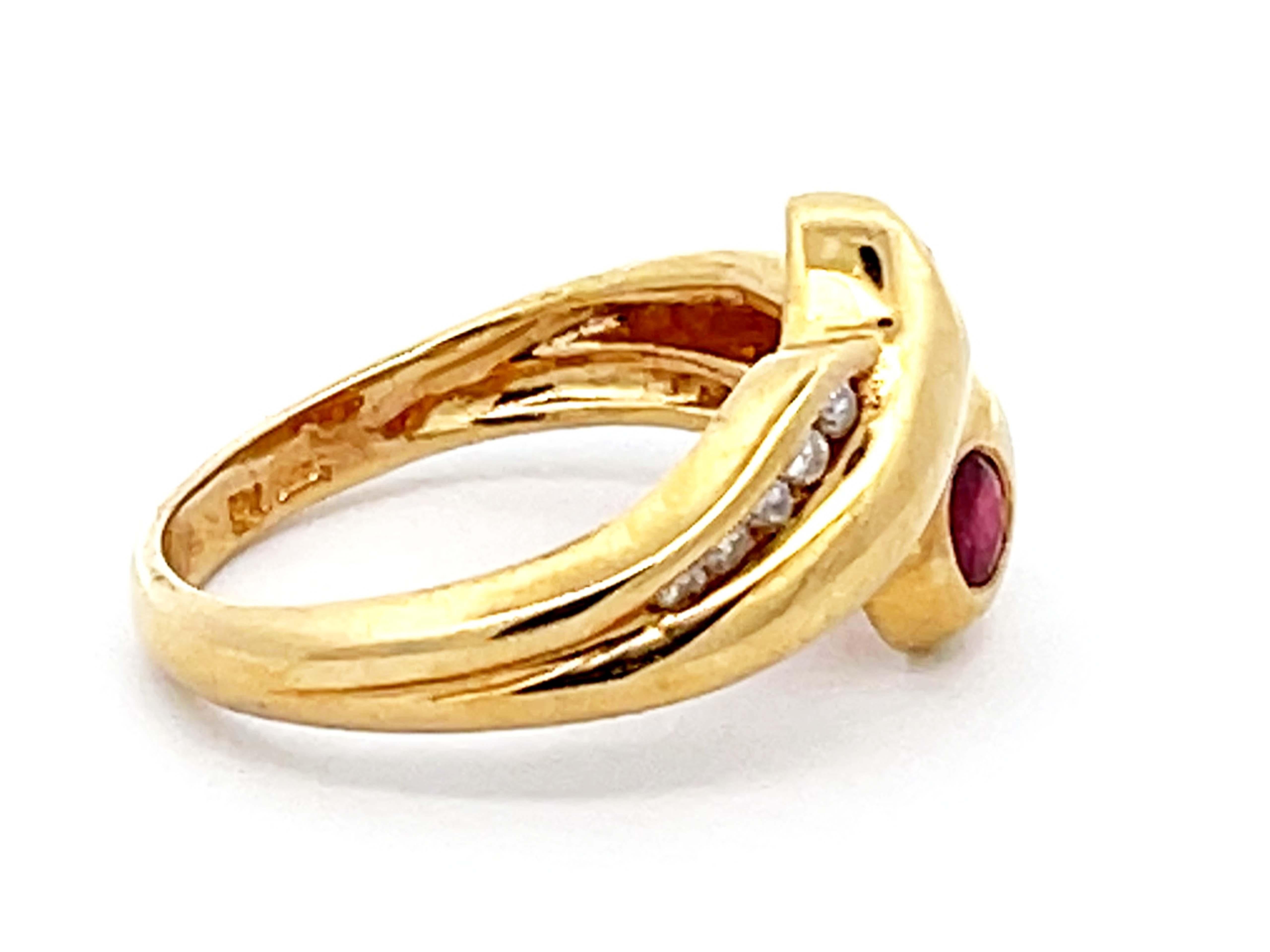 Vintage Ruby and Diamond Ring in 14k Yellow Gold In Excellent Condition For Sale In Honolulu, HI
