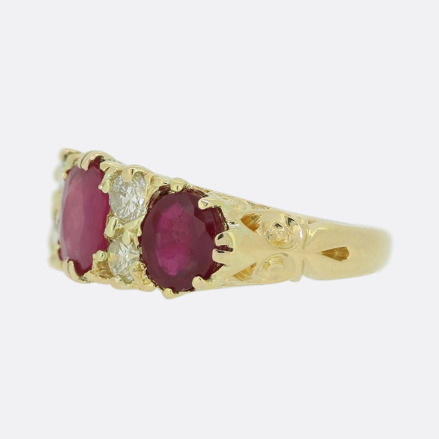 Si tratta di un anello vintage in oro giallo 18ct con rubino e diamanti. Ogni rubino presenta una ricca tonalità rossa e la pietra centrale è leggermente più grande delle altre due. A separare i rubini ci sono quattro scintillanti diamanti rotondi