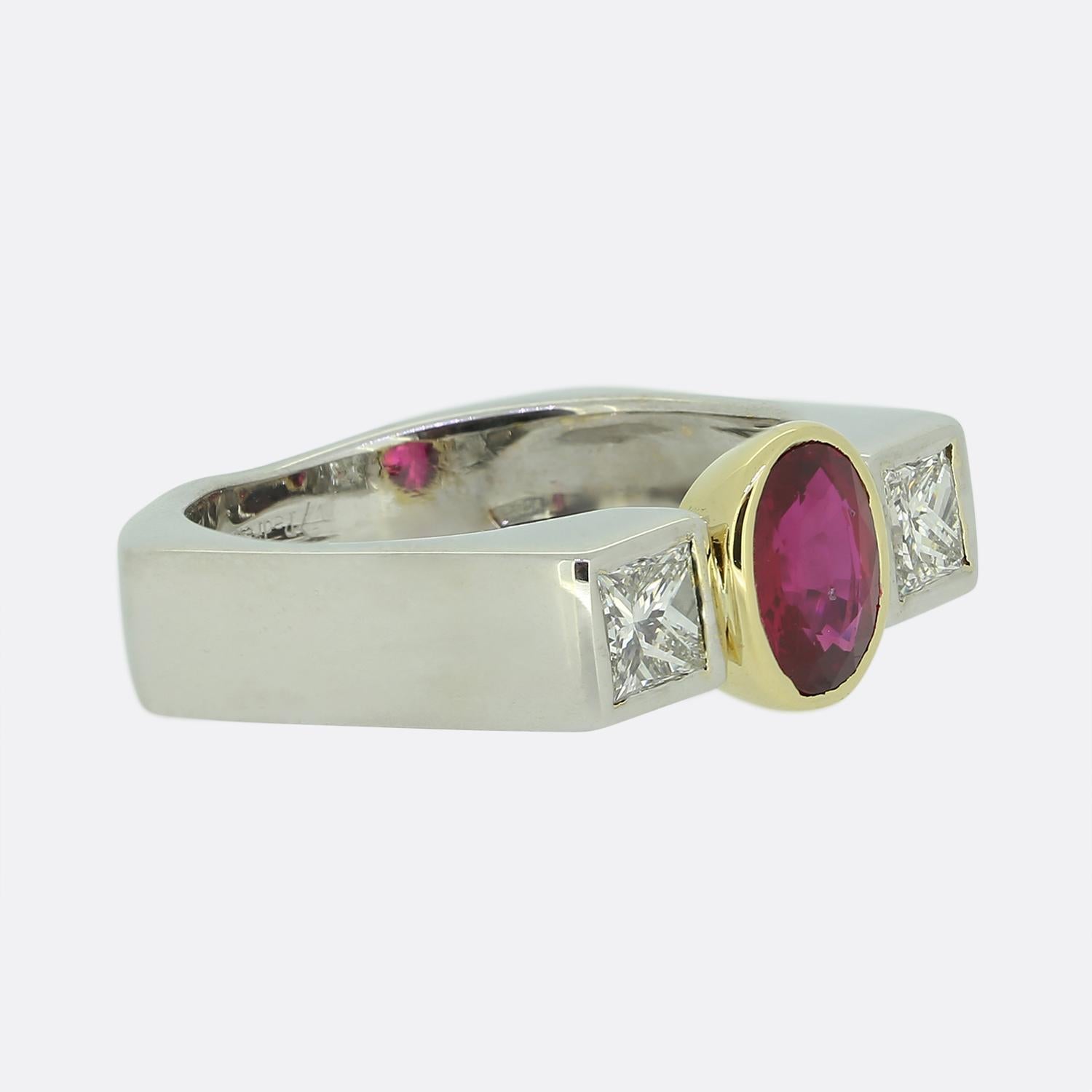 Anillo vintage de tres piedras de rubí y diamantes Corte oval en venta