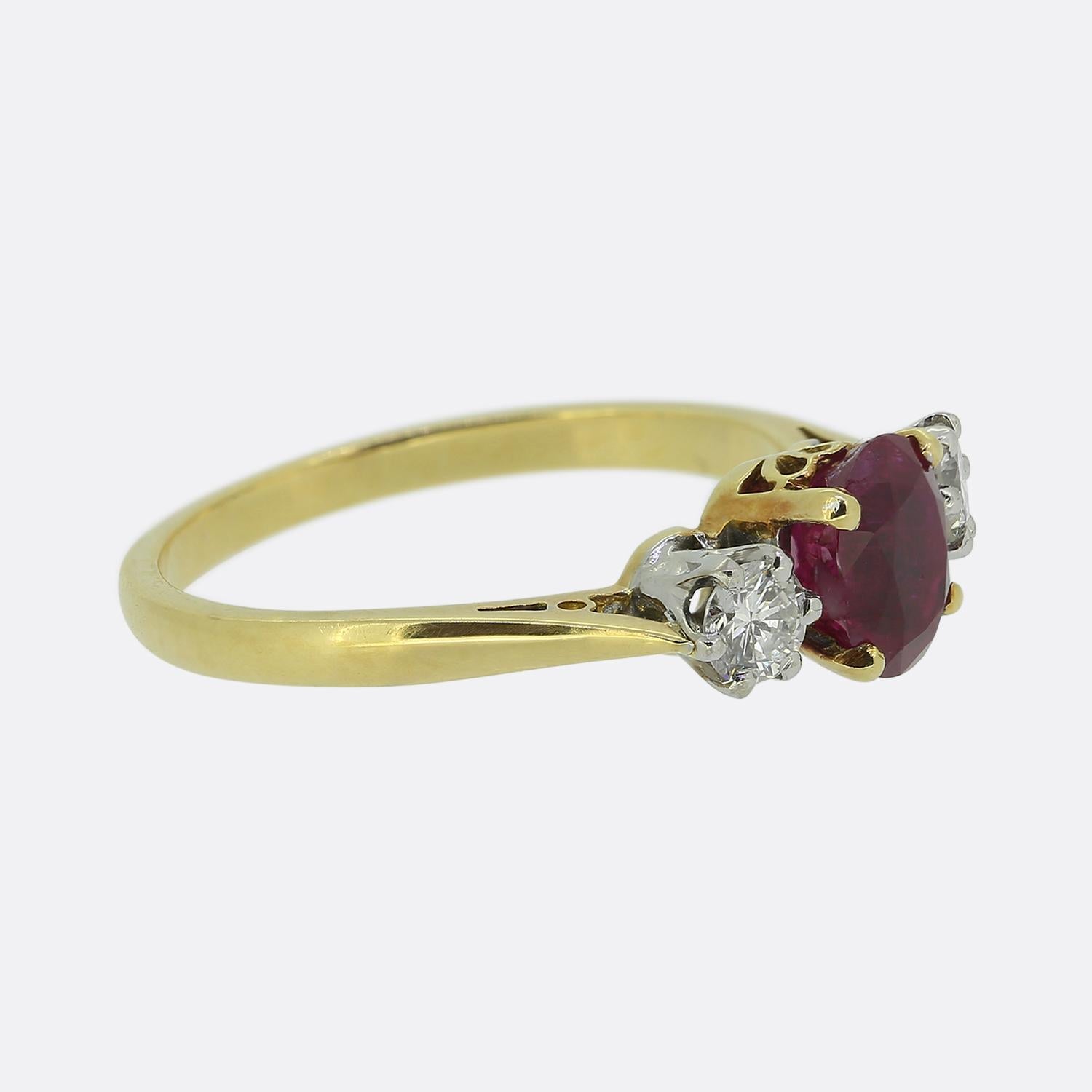 Taille brillant Bague vintage à trois pierres en rubis et diamants en vente