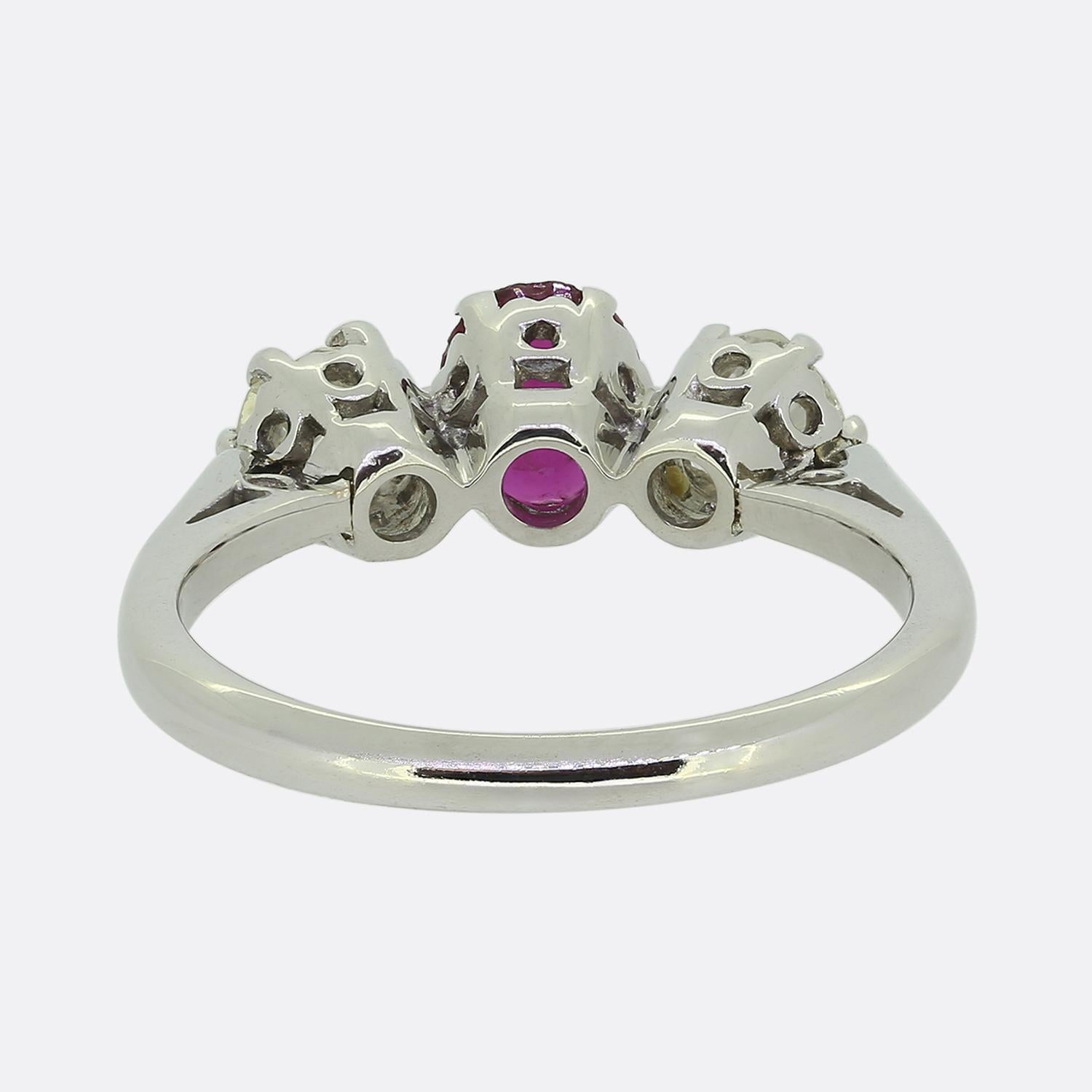 Dreisteiniger Vintage-Ring mit Rubin und Diamant im Zustand „Gut“ im Angebot in London, GB
