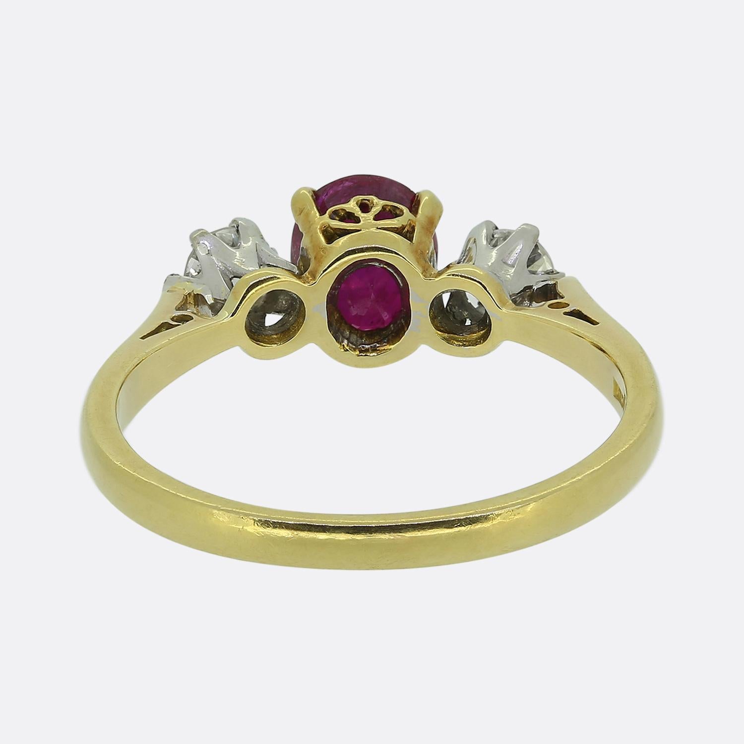 Bague vintage à trois pierres en rubis et diamants Bon état - En vente à London, GB