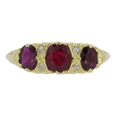 Anello a tre pietre con rubini e diamanti d'epoca A. Stone