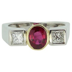 Anillo vintage de tres piedras de rubí y diamantes