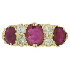 Anillo vintage de rubíes y diamantes con tres piedras