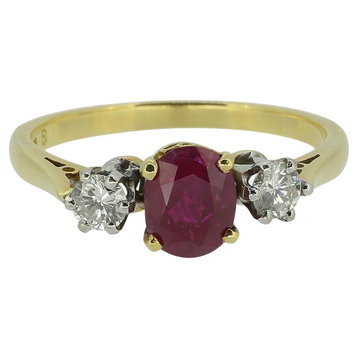 Bague vintage à trois pierres en rubis et diamants