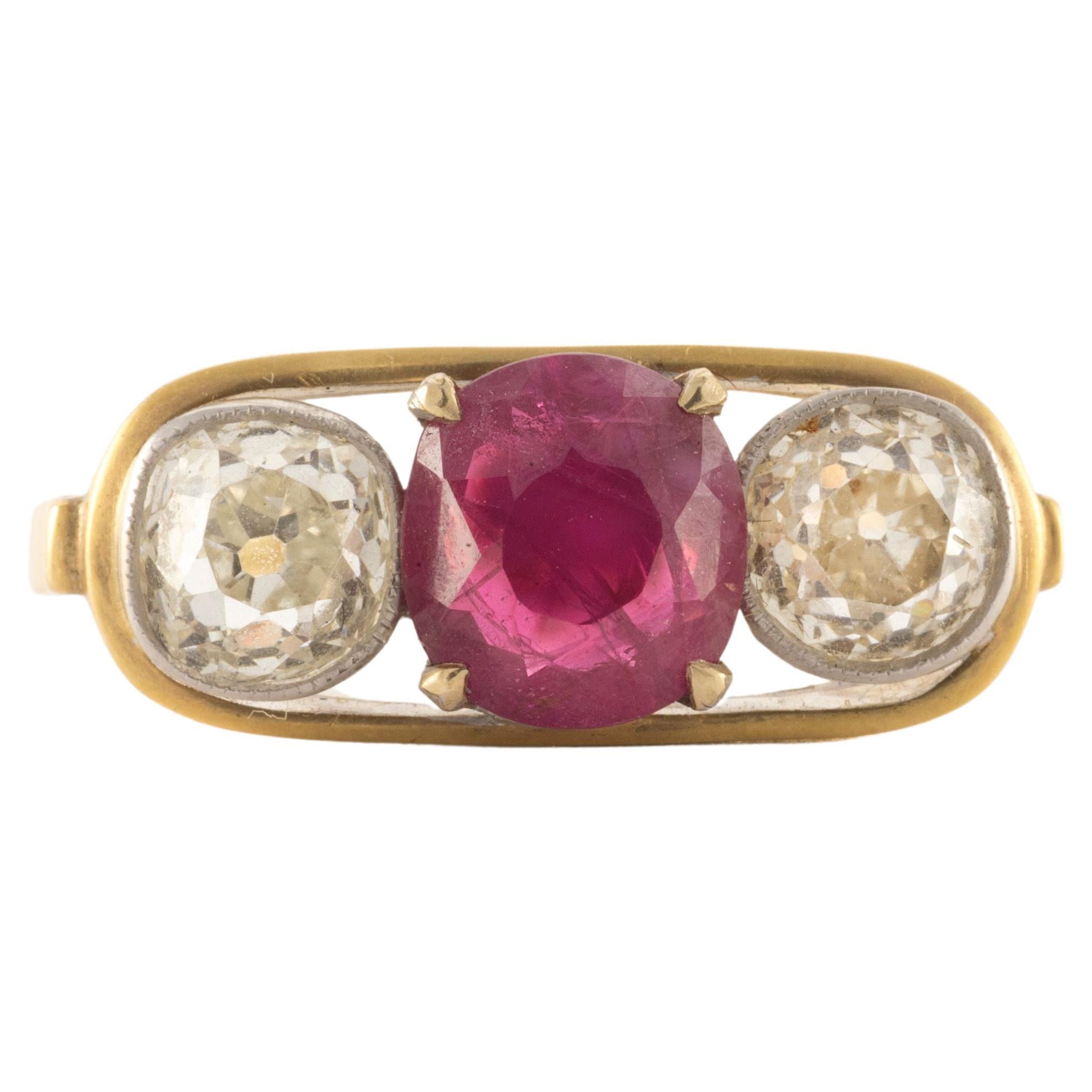 Bague trilogie vintage en rubis et diamants en vente