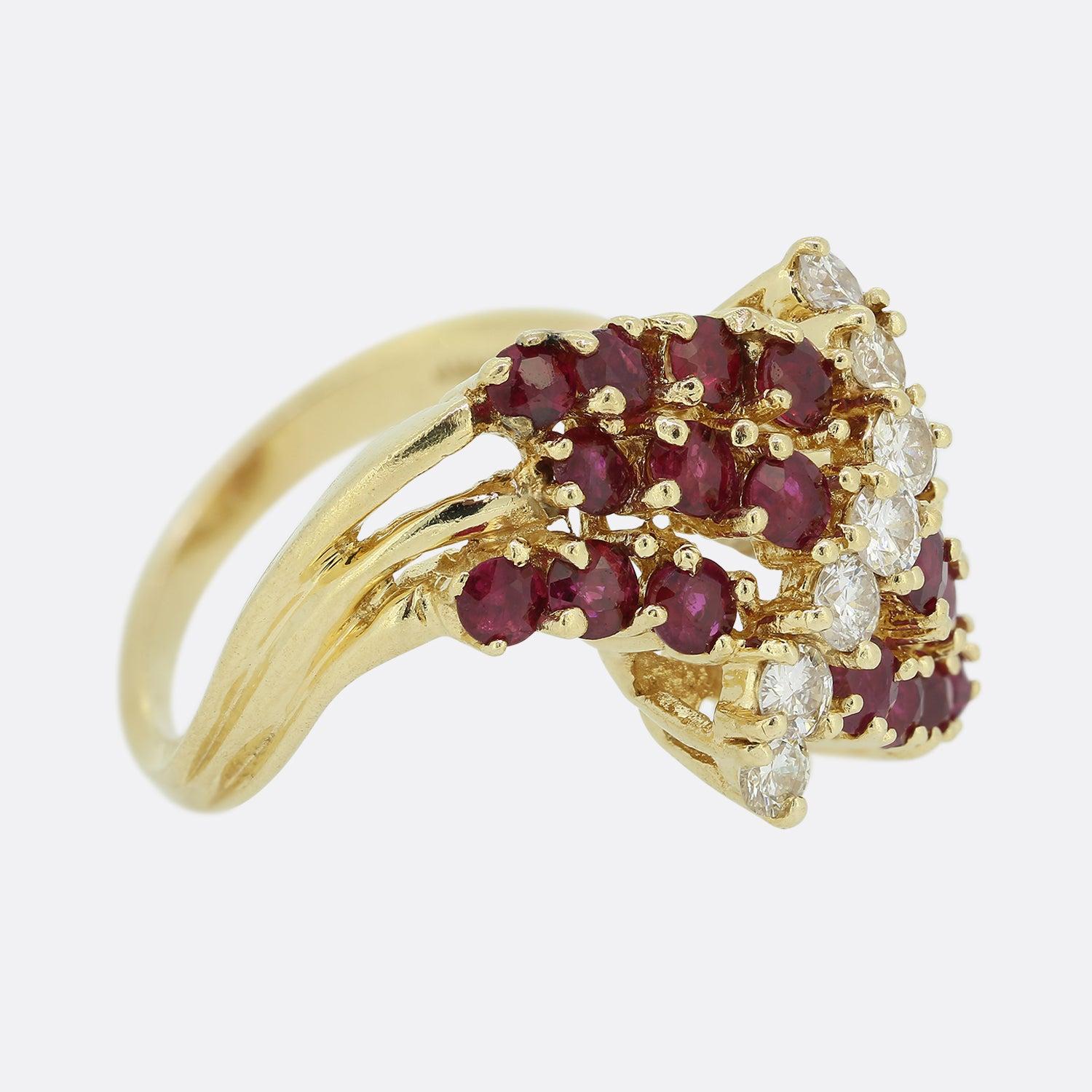 Twist-Ring mit Rubin und Diamant im Vintage-Stil (Brillantschliff) im Angebot