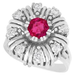 Anillo de cóctel vintage de oro blanco con rubíes y diamantes Circa 1950