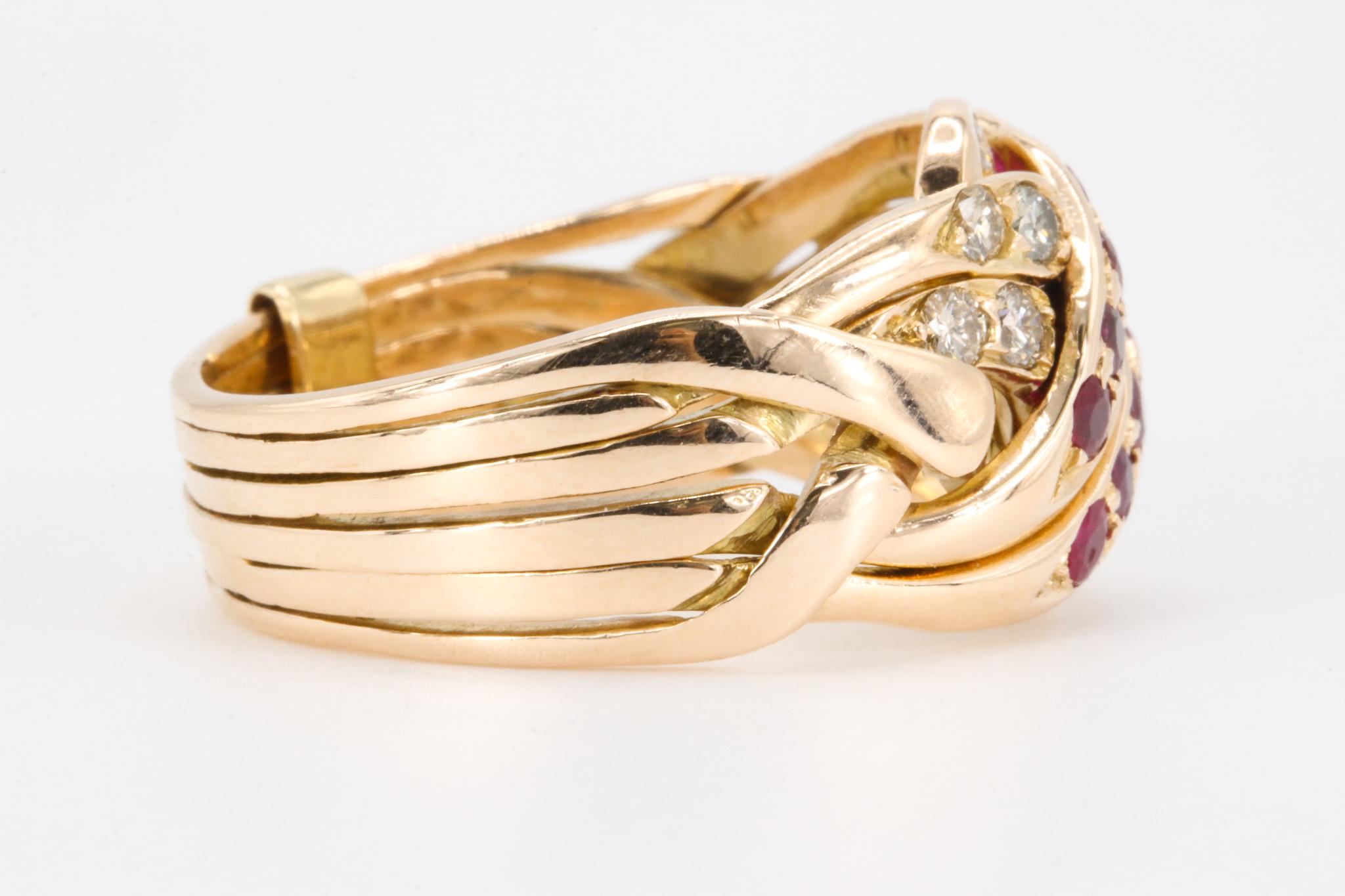 Anello Puzzle con rubino e diamante vintage in oro rosa 14K

Questo esclusivo anello puzzle vintage in oro rosa 14K combina arte ed eleganza con un vibrante mix di rubini naturali e diamanti scintillanti. Raro pezzo da collezione, l'anello presenta