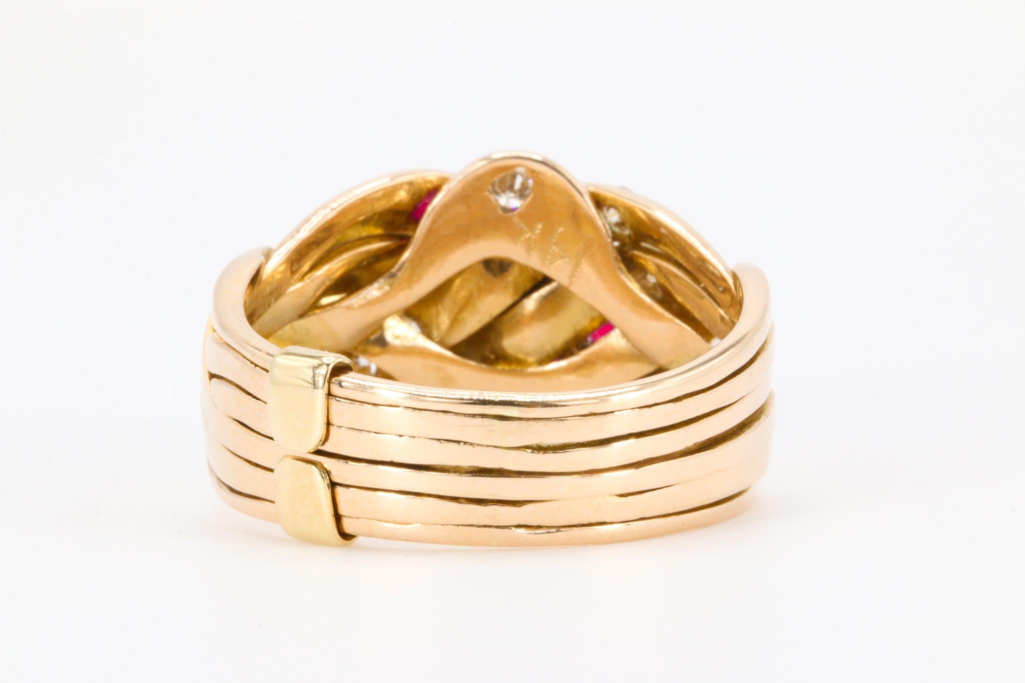 Taglio rotondo Anello Puzzle con rubini e diamanti d'epoca in oro rosa 14k in vendita