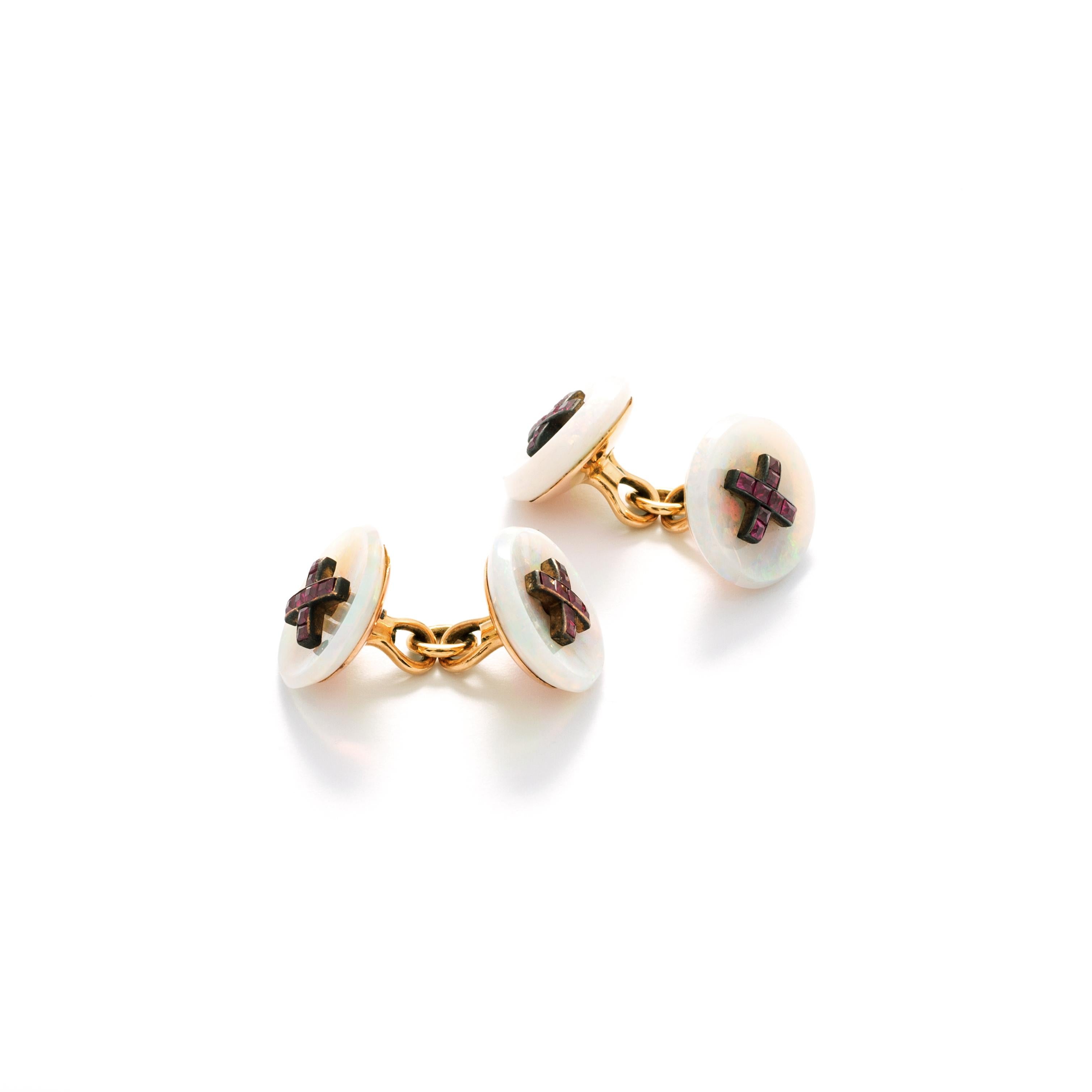 Ruby, Mother of Pearl and Gold Cufflinks.
Diameter: 1.80 cm.
Chain length: 2.00 cm.
