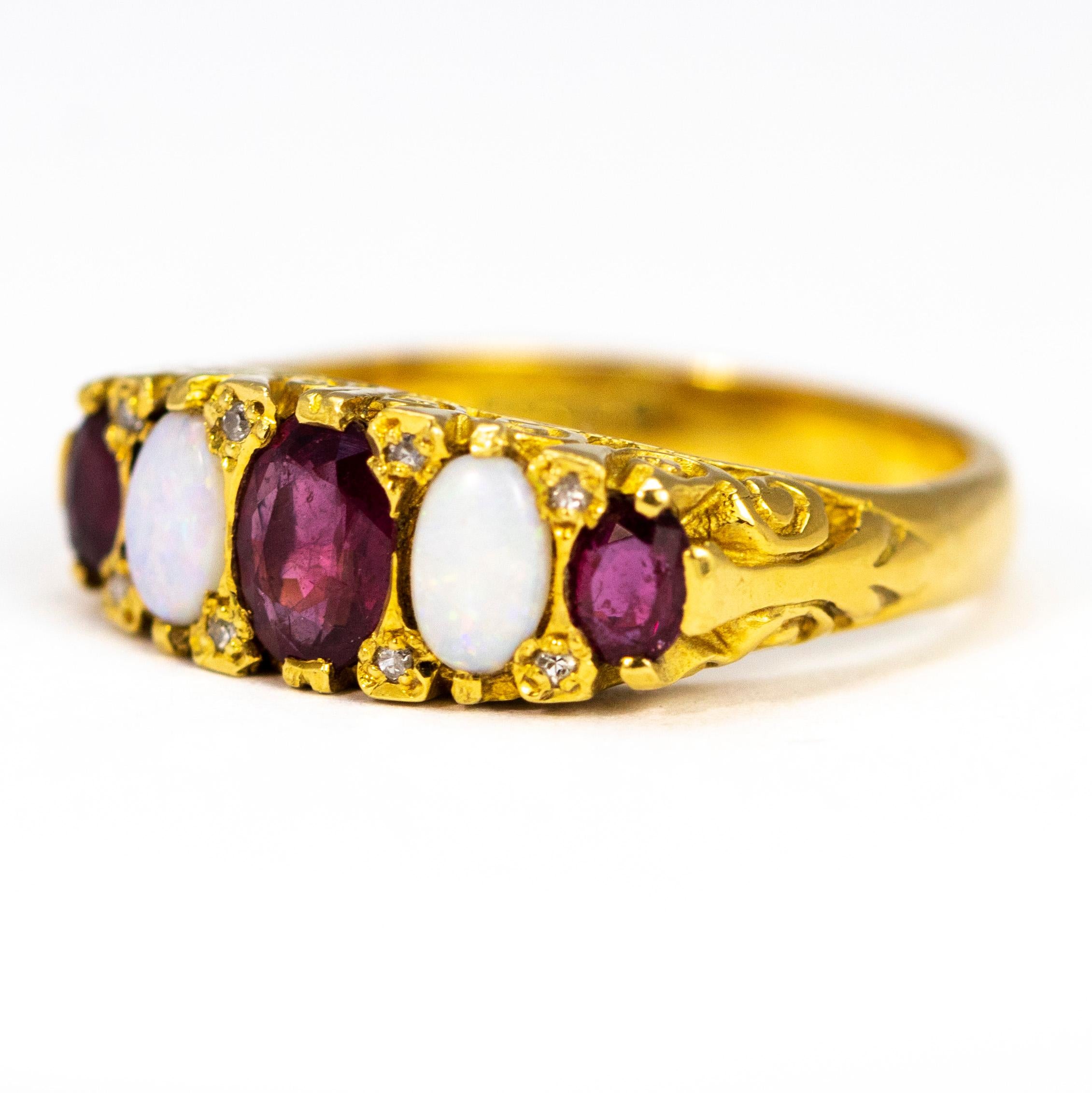 Ai lati degli opali scintillanti dell'anello ci sono splendidi rubini rosso intenso. Il rubino centrale misura 30 carati e le due pietre più piccole misurano 10 carati. Gli opali misurano 2opt ciascuno e sono chiari ma con belle macchie di