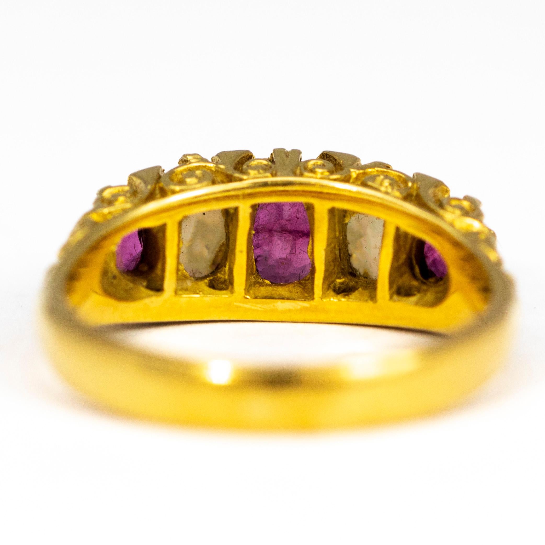 Anello d'epoca con cinque pietre in oro 18 carati con rubino e opale In condizioni buone in vendita a Chipping Campden, GB