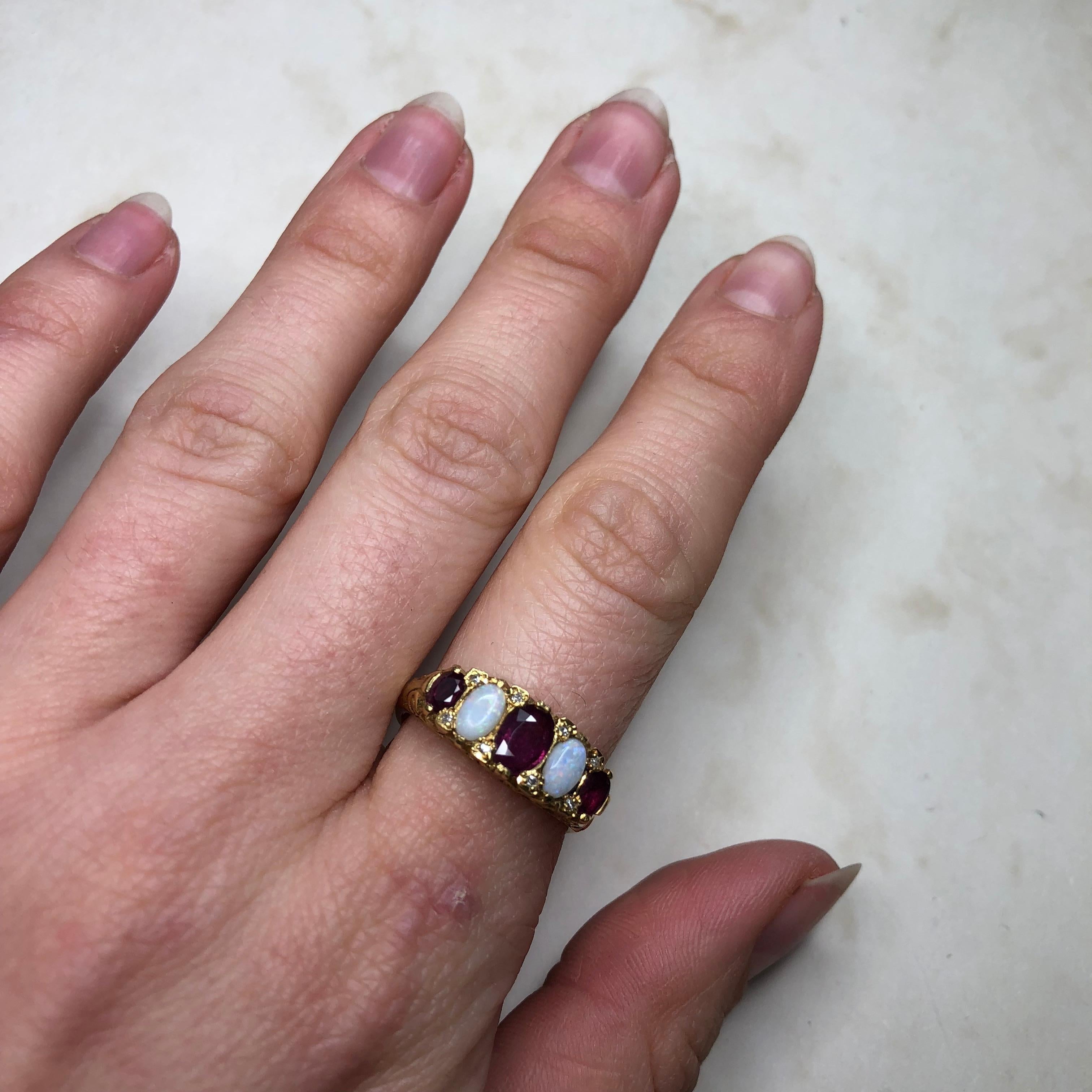 Anello d'epoca con cinque pietre in oro 18 carati con rubino e opale in vendita 1