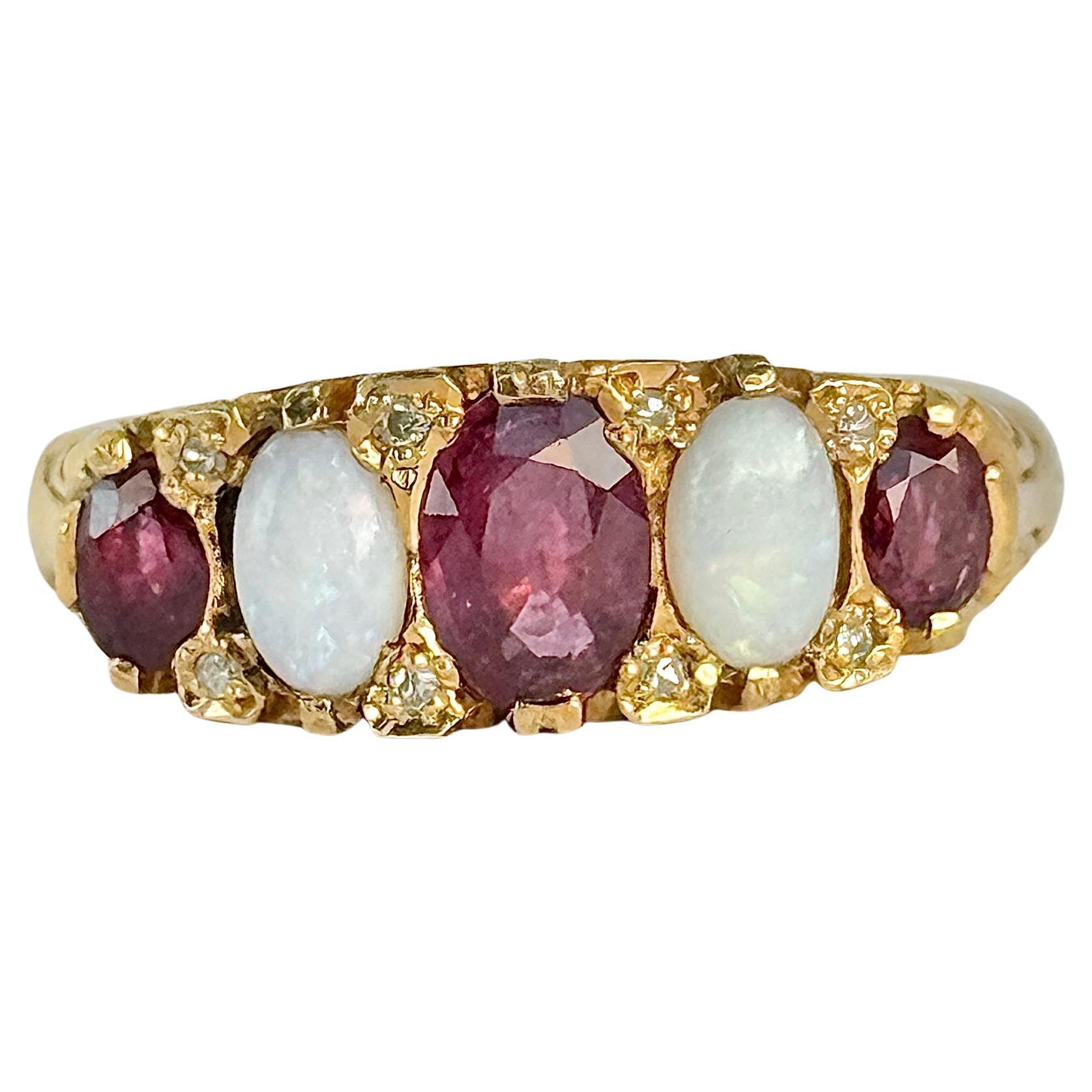Anello d
epoca con cinque pietre in oro 18 carati con rubino e opale
