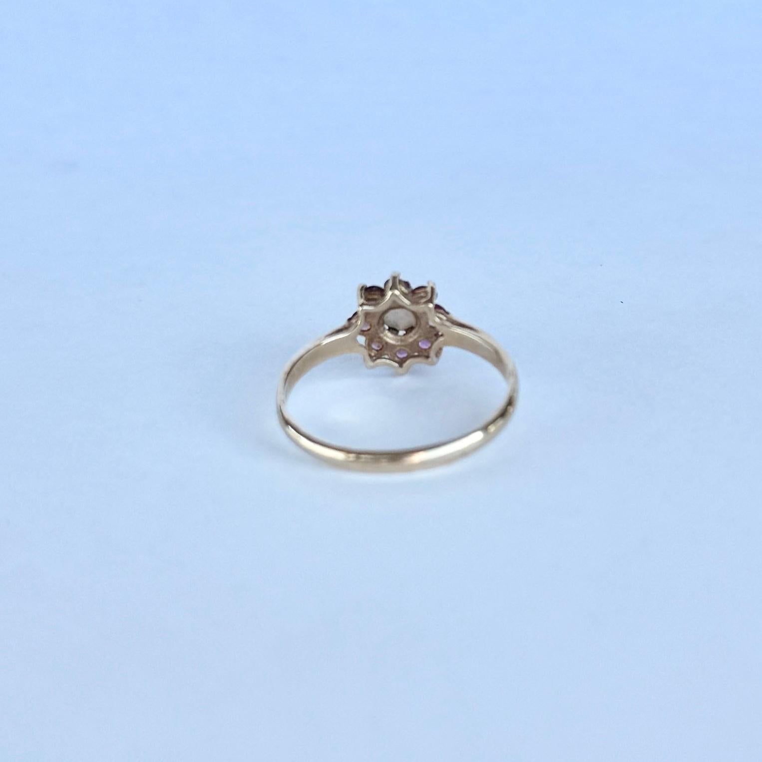 Il mix di rubini e opali crea una combinazione di colori perfetta e femminile. I rubini misurano 4 punti ciascuno.

Misura dell'anello: L 1/2 o 6
Diametro del cluster: 9 mm 
Altezza dal dito: 5 mm 

Peso: 1.3 g