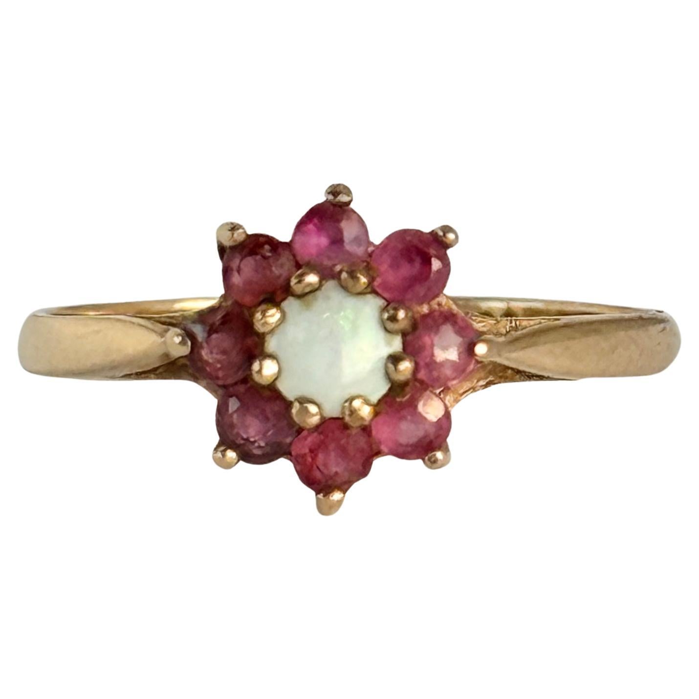 Vintage-Cluster-Ring mit Rubin und Opal aus 9 Karat Gold