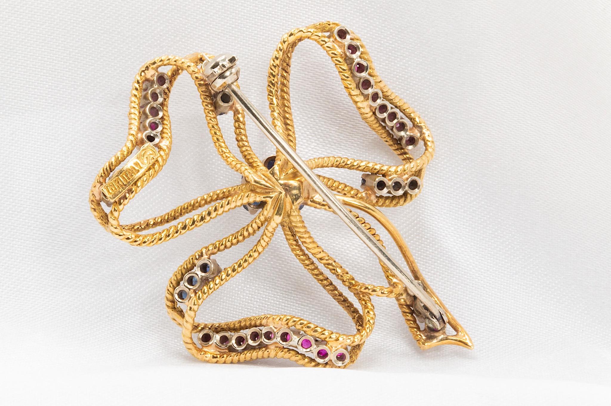 Taille ronde Broche vintage en or jaune 18k sertie de rubis et de saphirs en vente