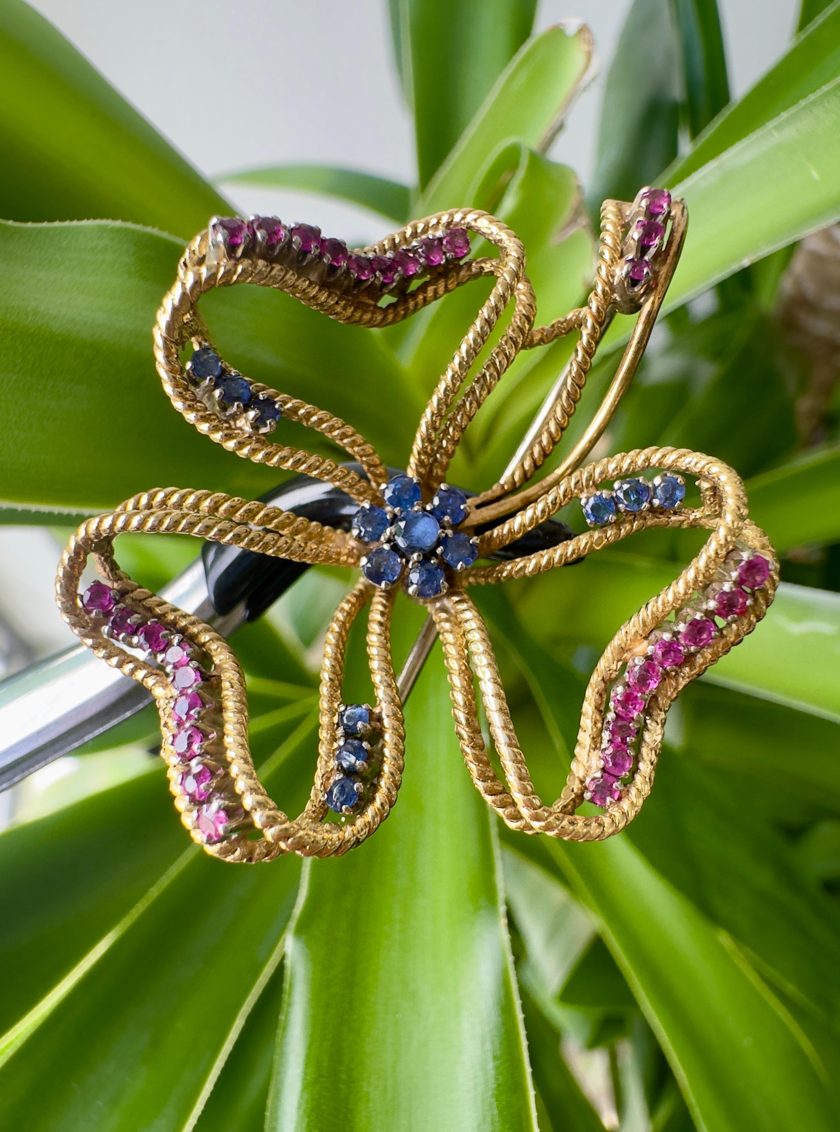 Broche vintage en or jaune 18k sertie de rubis et de saphirs Bon état - En vente à Houston, TX