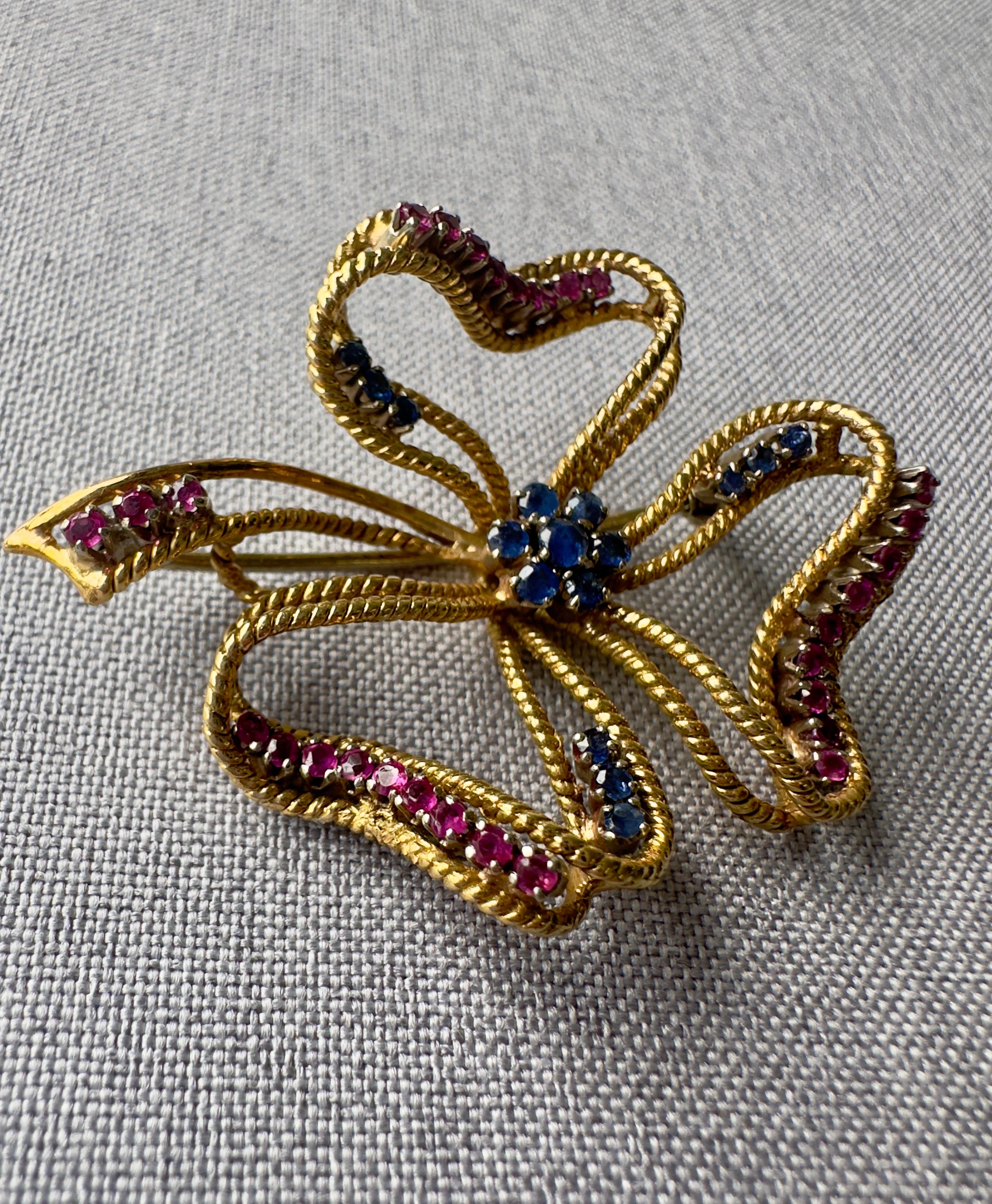 Broche vintage en or jaune 18k sertie de rubis et de saphirs en vente 2