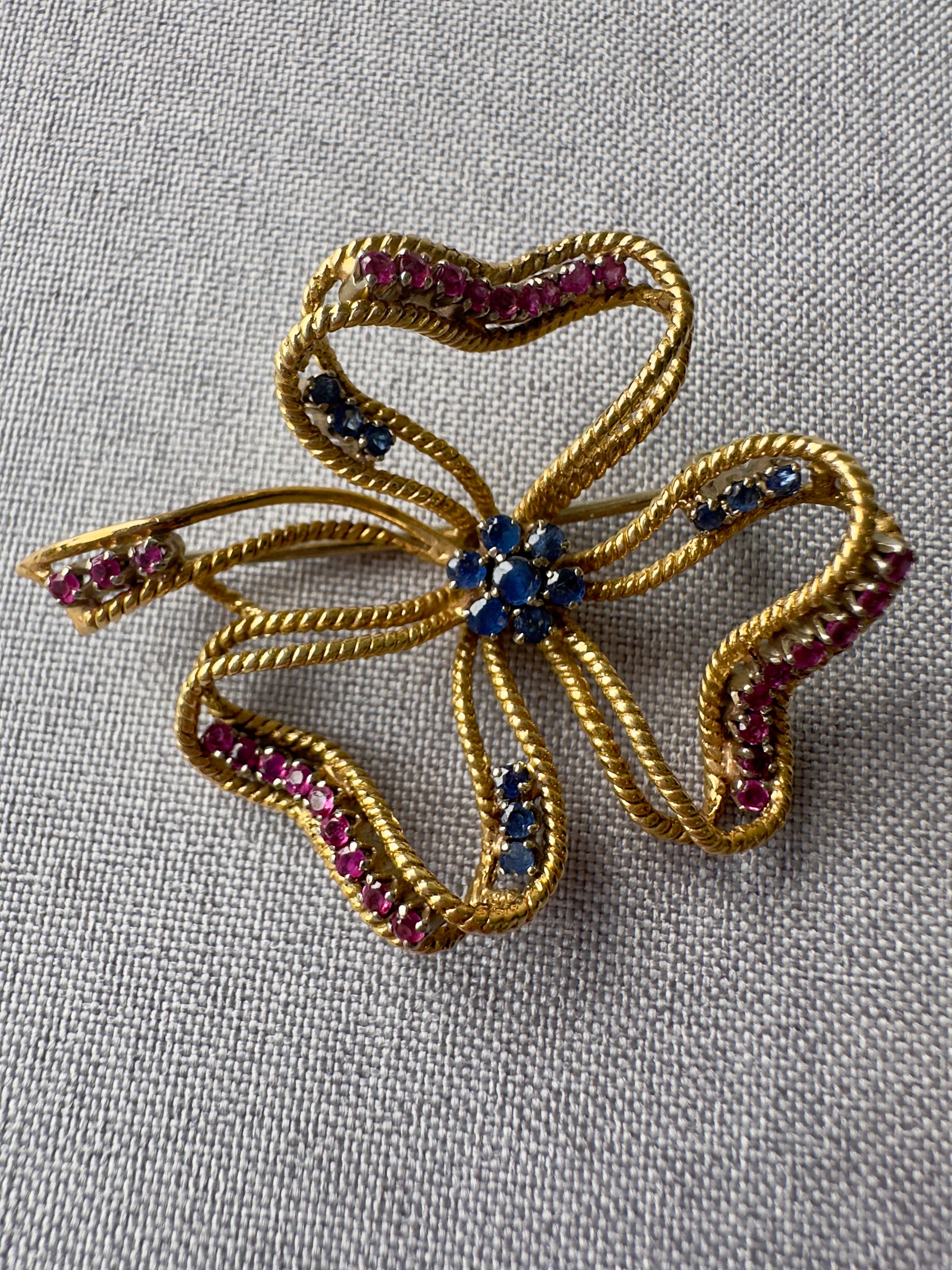 Broche vintage en or jaune 18k sertie de rubis et de saphirs en vente 3