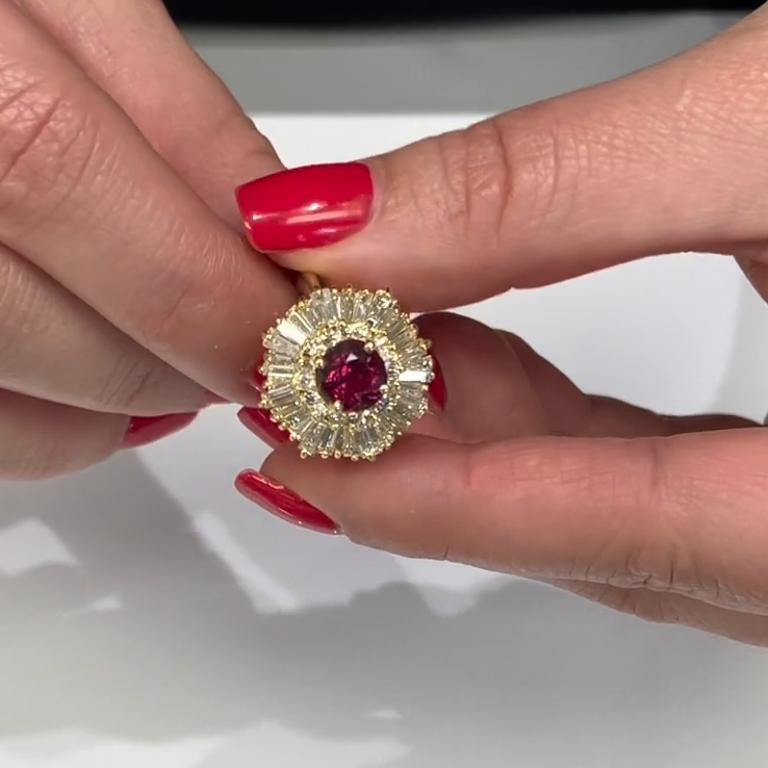 Anello Ballerina in rubino vintage con doppia aureola di diamanti baguette e rotondi in oro giallo in vendita 4