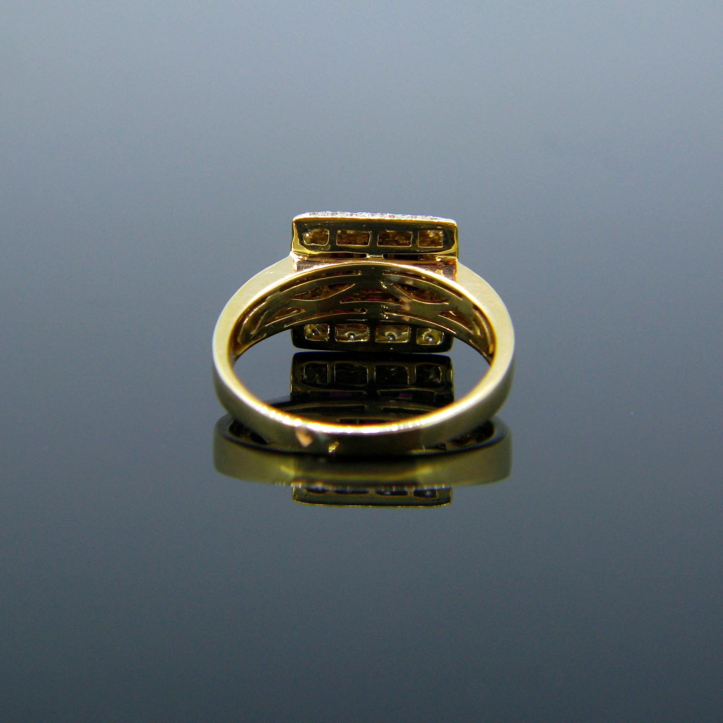 Vintage Ruby Calibre Diamonds Square Yellow Gold Cocktail Ring In Good Condition In London, GB